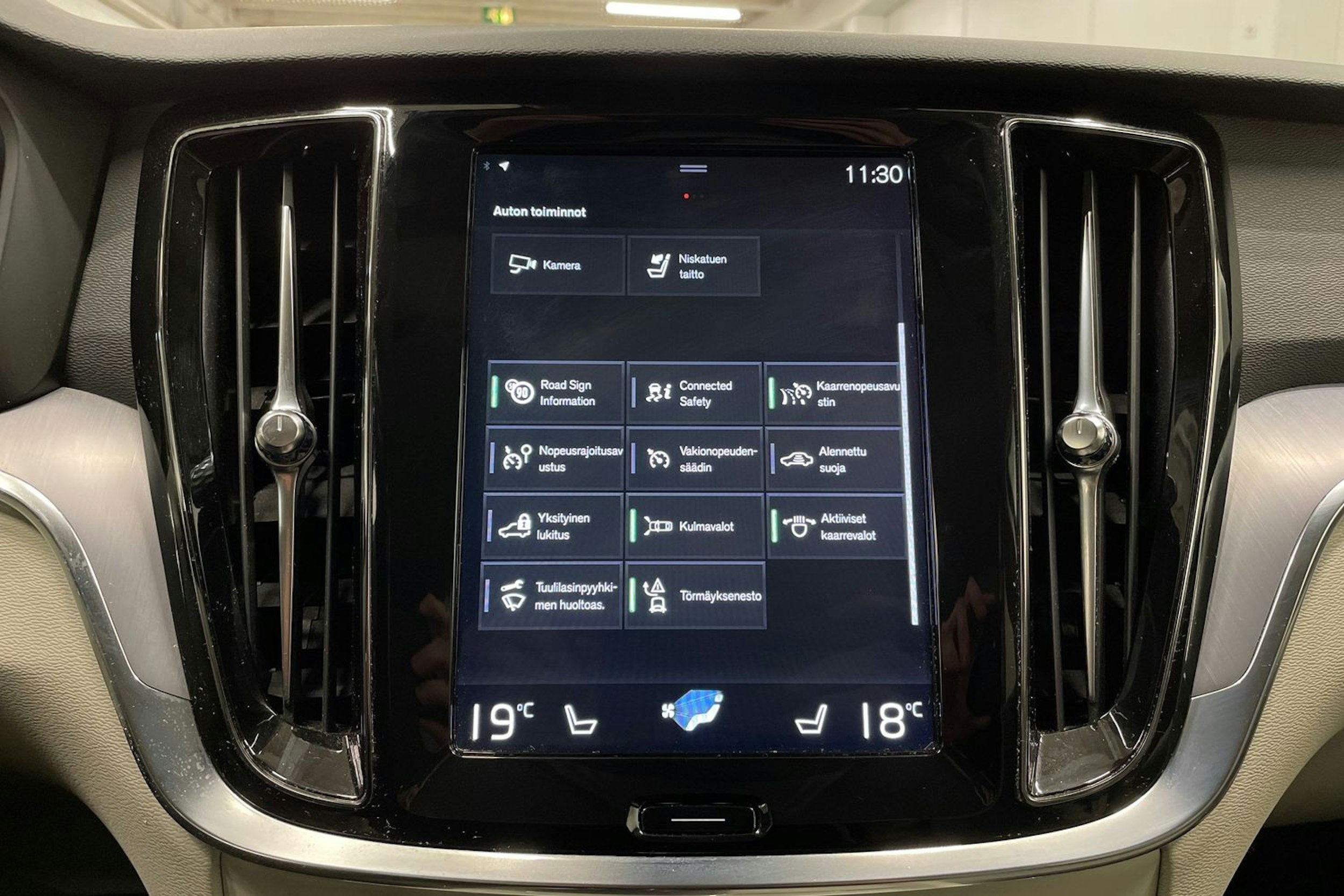 valkoinen Volvo V60 2020 kuva 21.