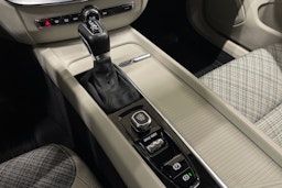 valkoinen Volvo V60 2020 kuva 24.