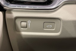 valkoinen Volvo V60 2020 kuva 25.