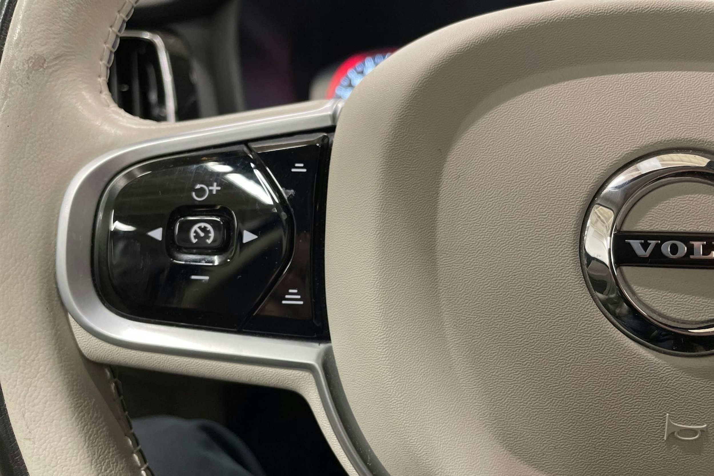 valkoinen Volvo V60 2020 kuva 26.