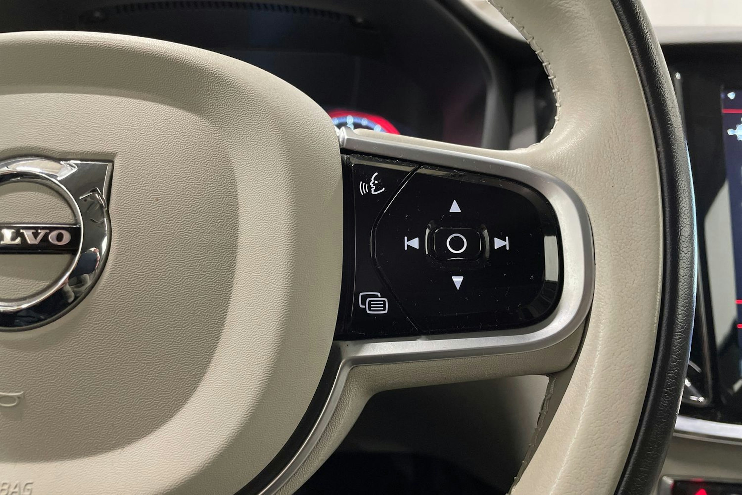 valkoinen Volvo V60 2020 kuva 27.