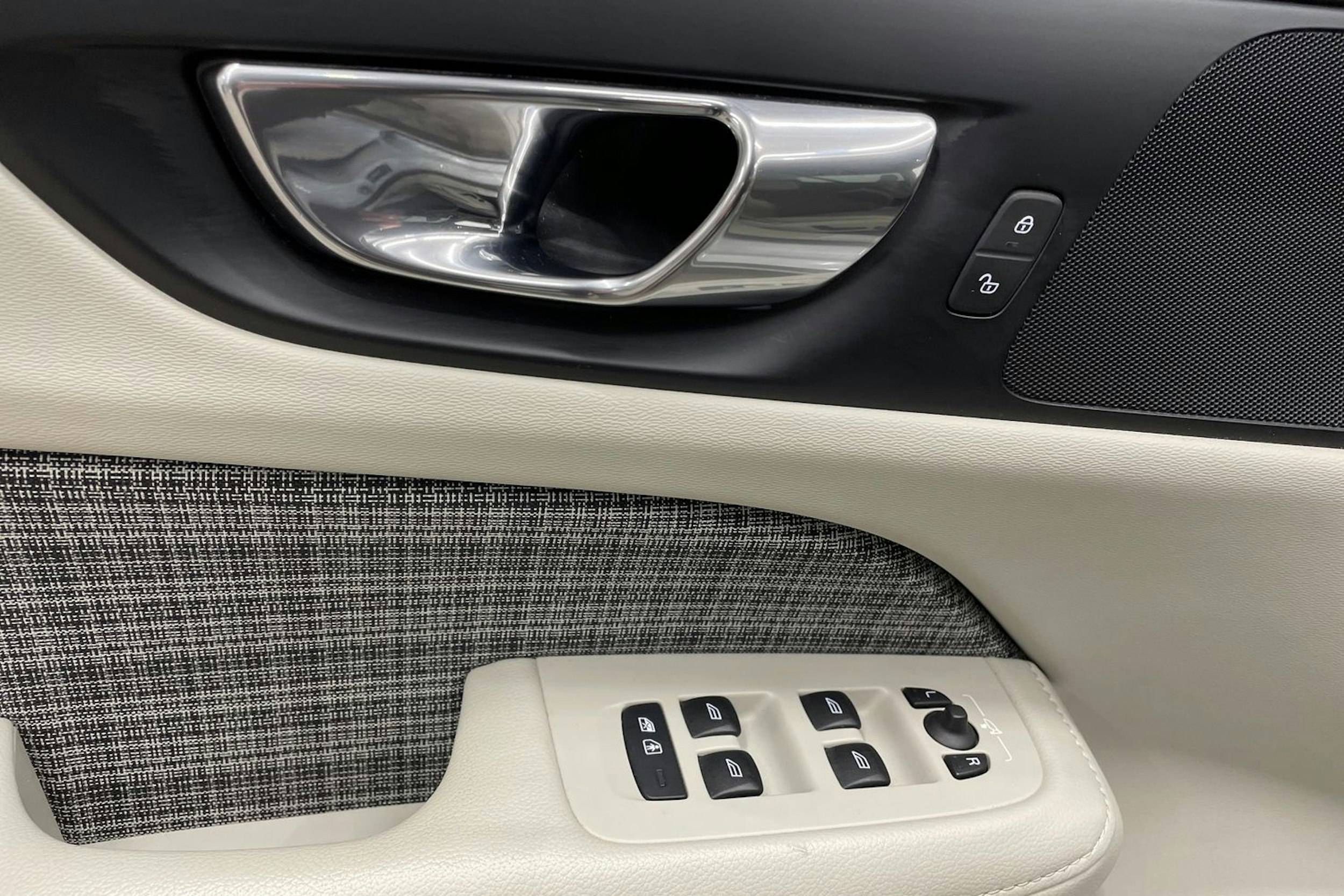 valkoinen Volvo V60 2020 kuva 28.