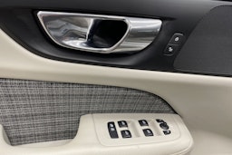 valkoinen Volvo V60 2020 kuva 28.