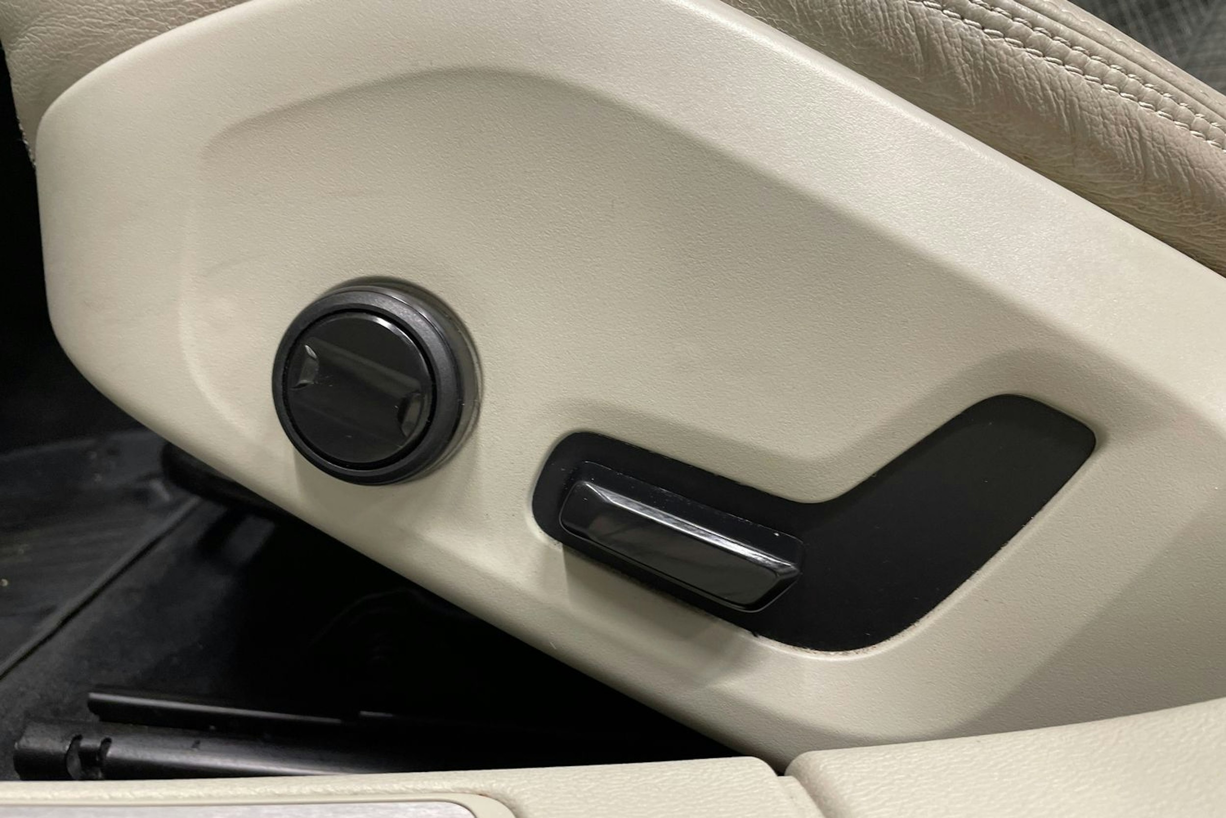 valkoinen Volvo V60 2020 kuva 29.