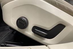 valkoinen Volvo V60 2020 kuva 29.