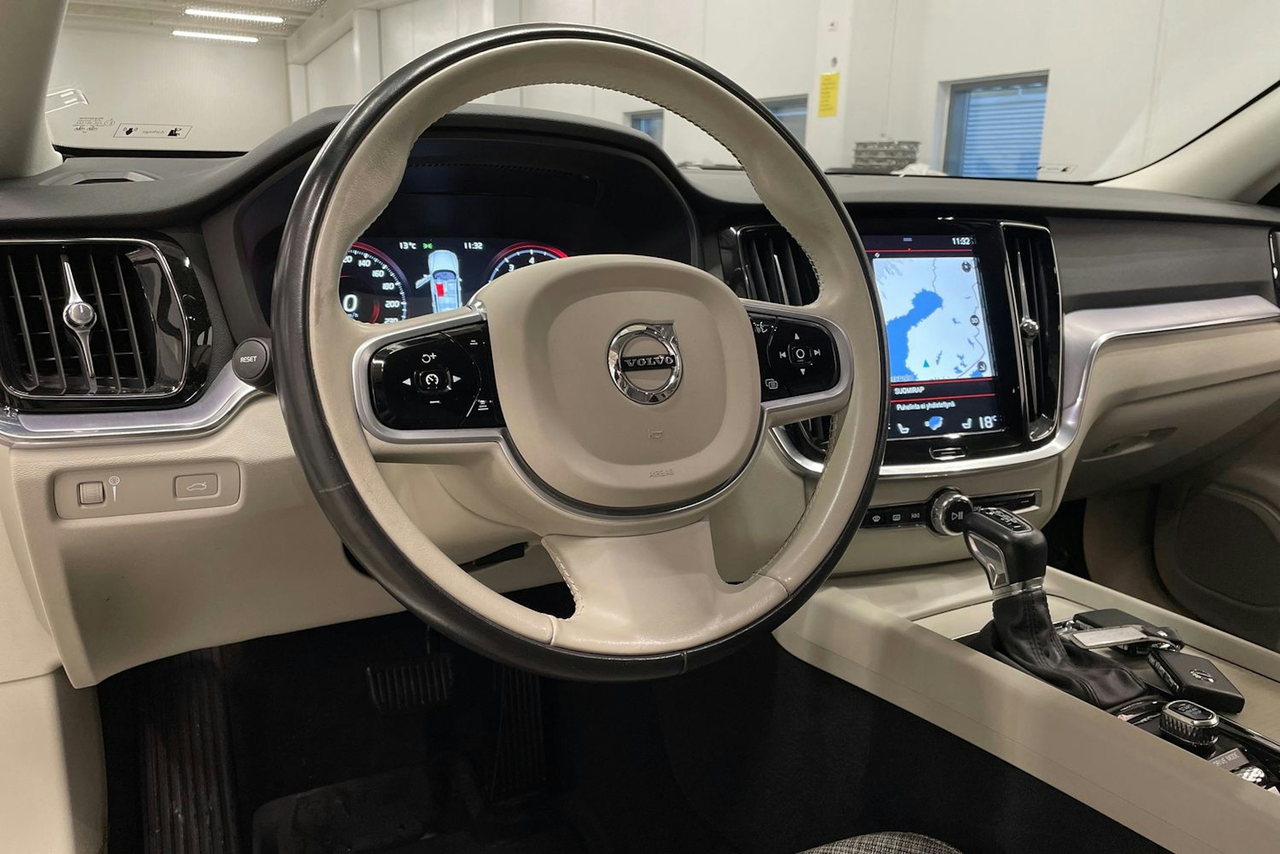 valkoinen Volvo V60 2020 kuva 30.