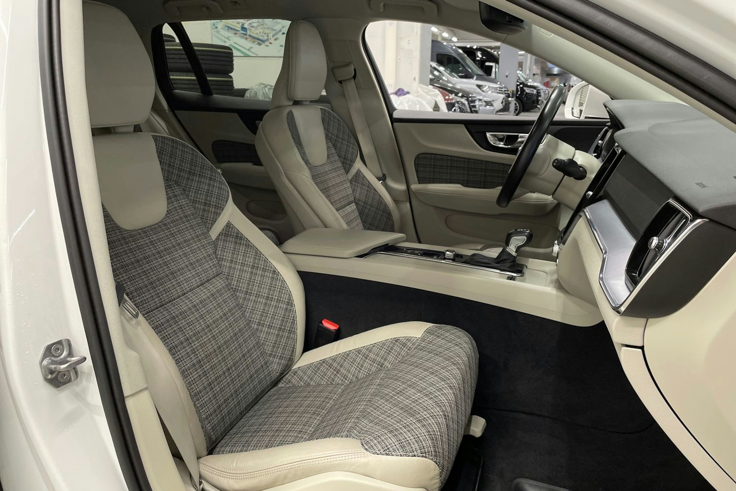 valkoinen Volvo V60 2020 kuva 31.