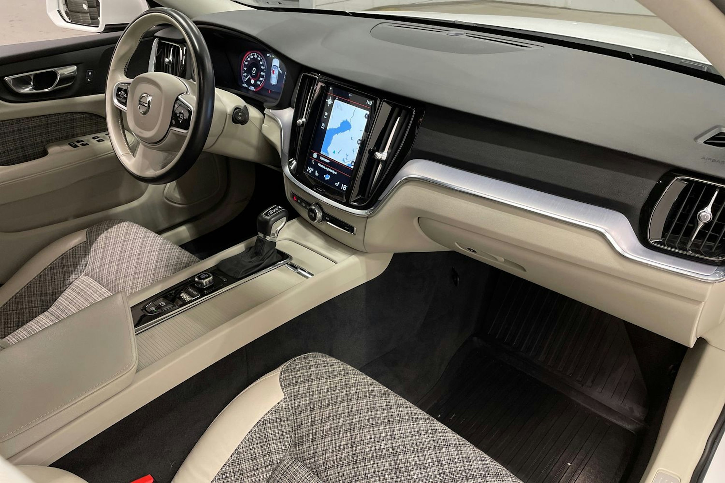 valkoinen Volvo V60 2020 kuva 32.