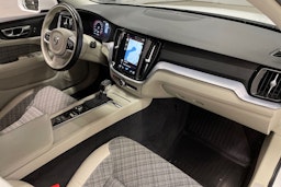 valkoinen Volvo V60 2020 kuva 32.