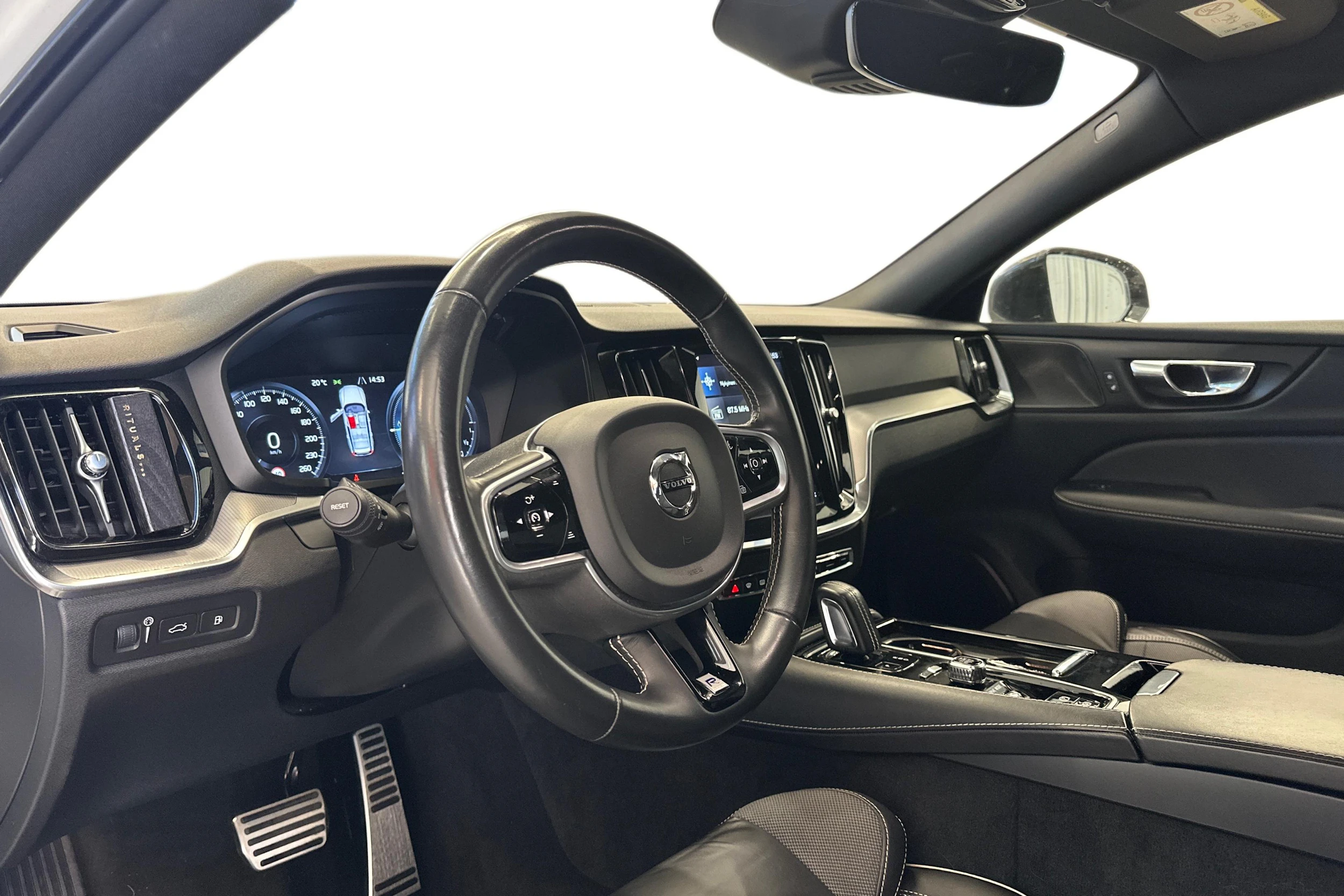 valkoinen Volvo V60 2020 kuva 3.