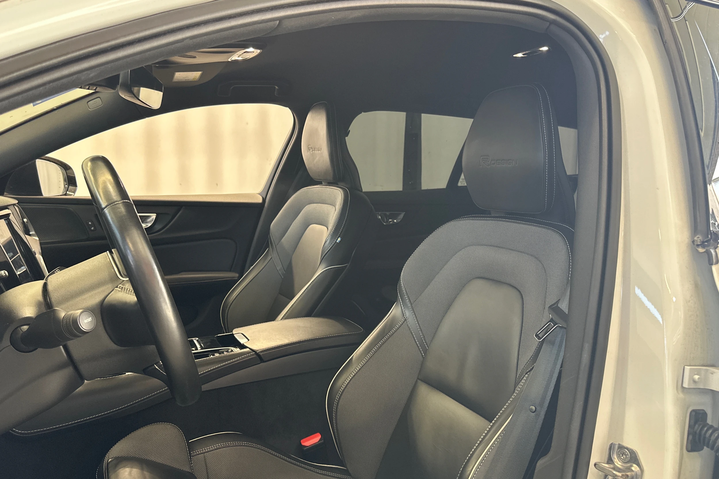 valkoinen Volvo V60 2020 kuva 4.