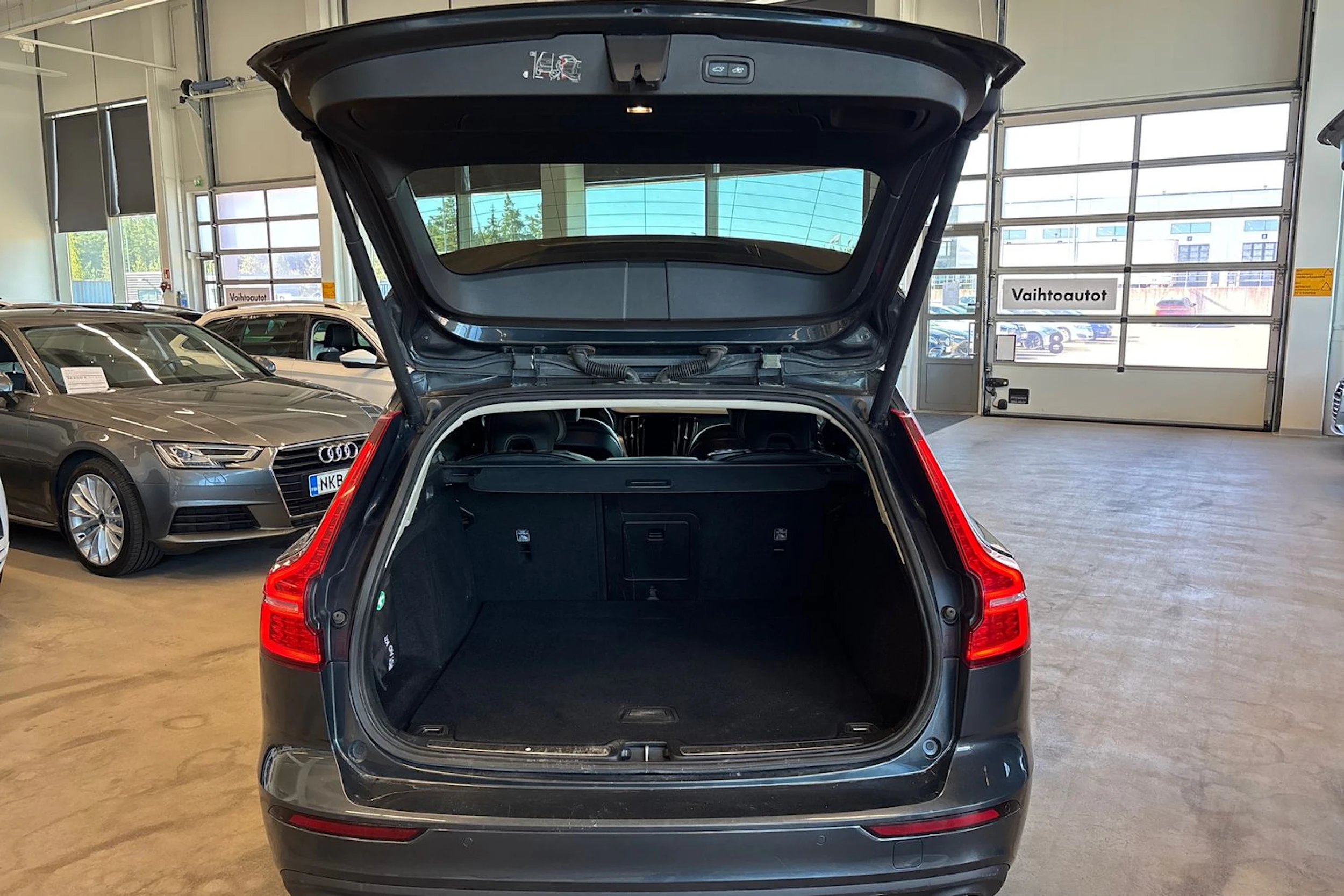 harmaa Volvo V60 2020 kuva 15.