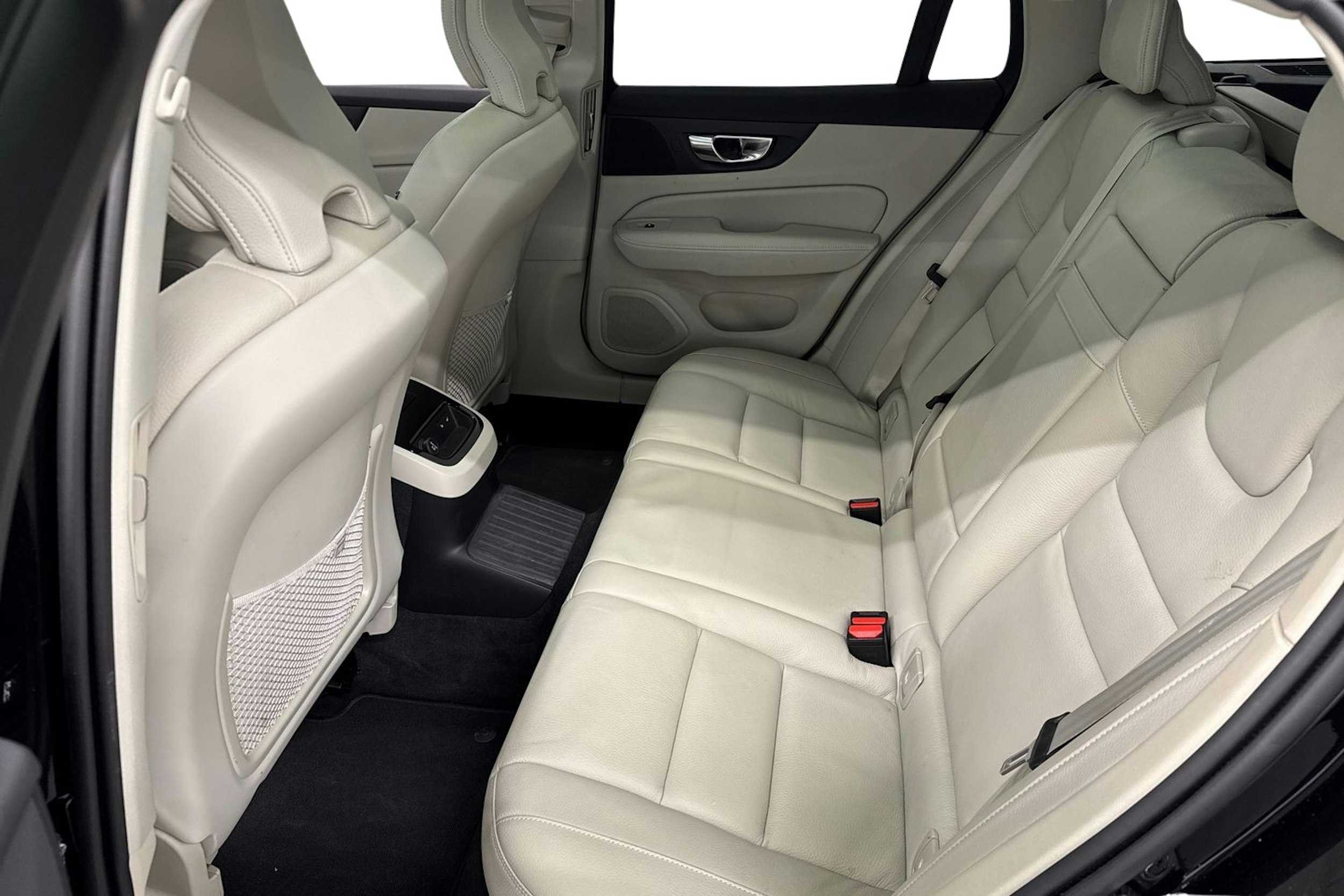 musta Volvo V60 2020 kuva 10.