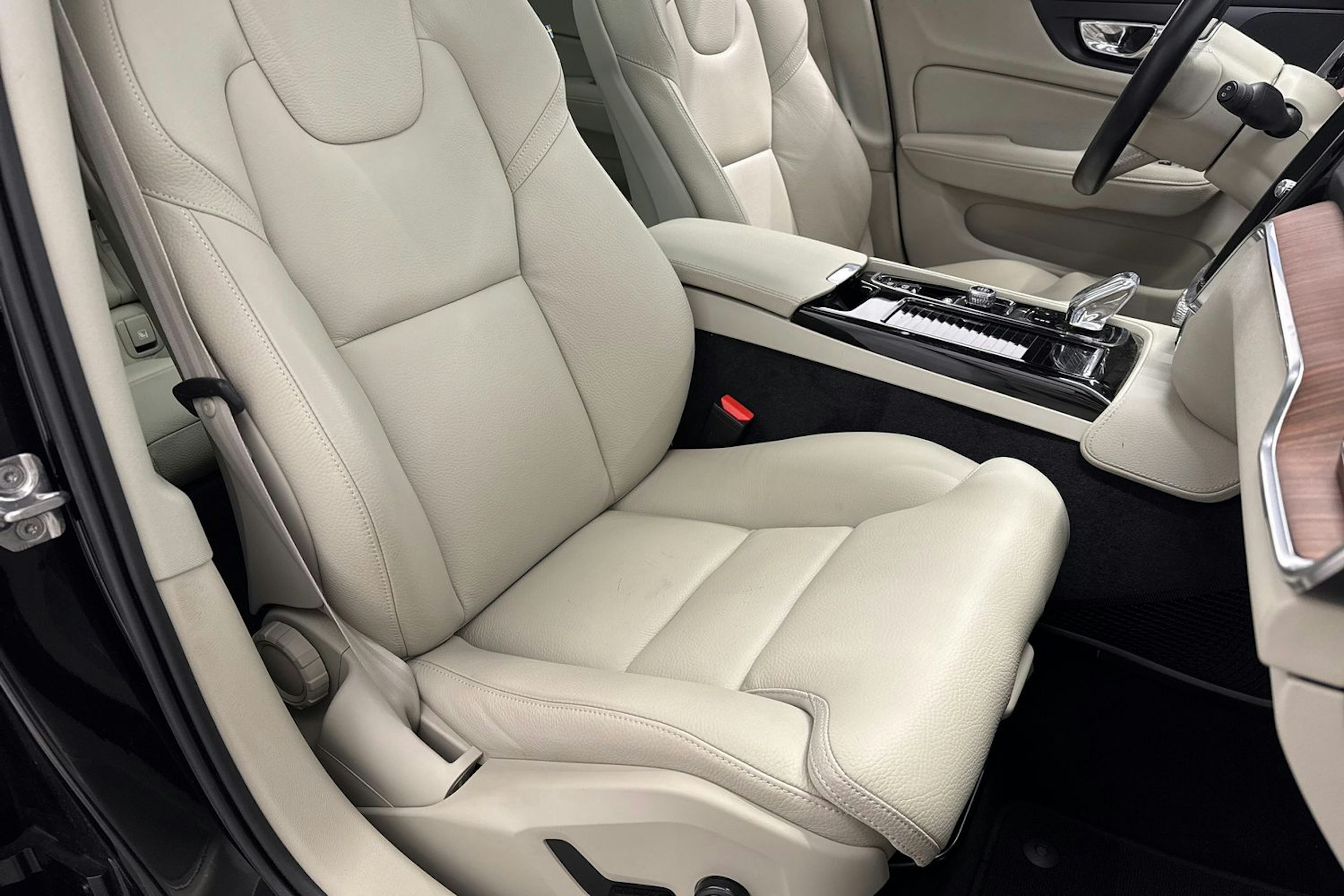 musta Volvo V60 2020 kuva 14.