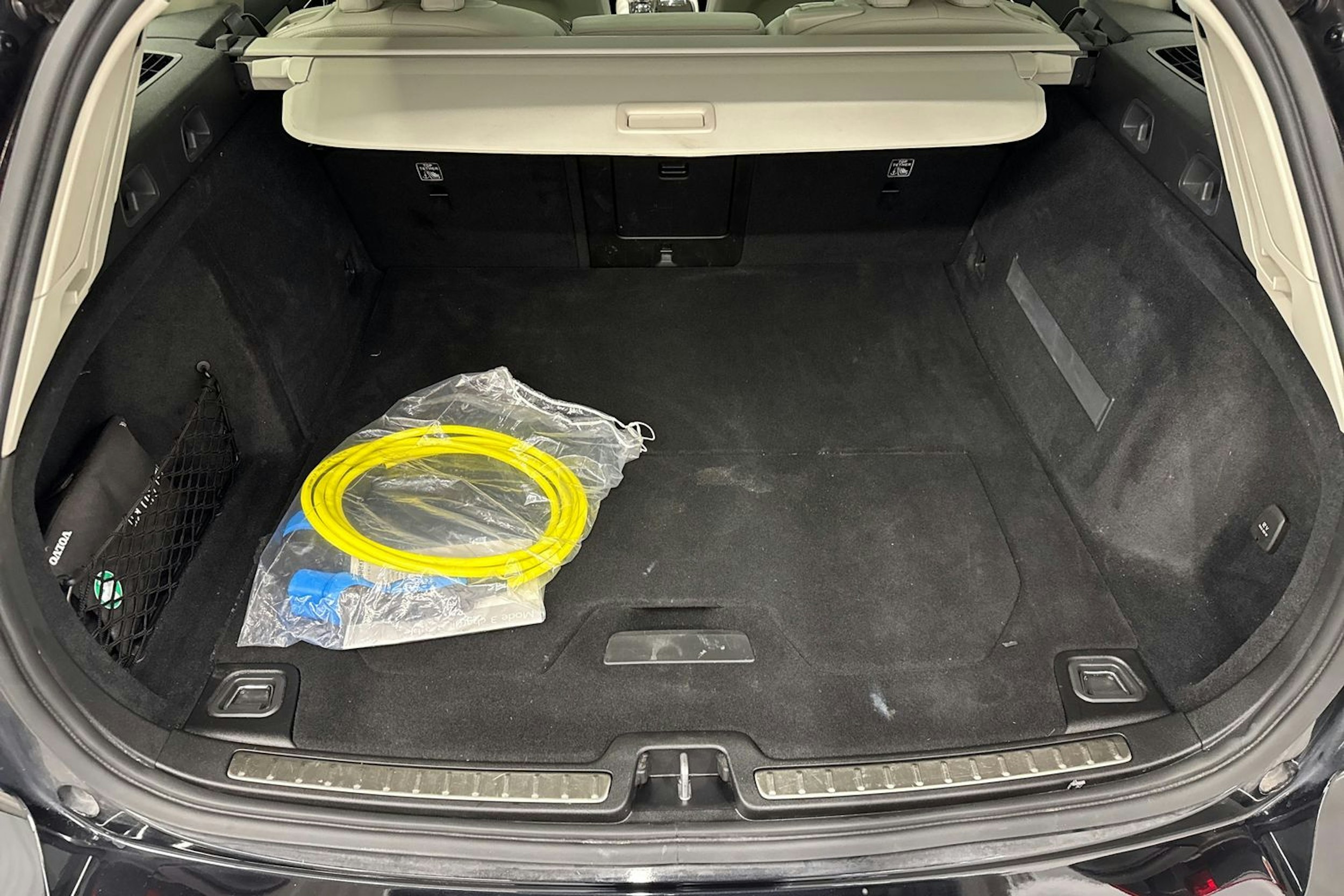 musta Volvo V60 2020 kuva 15.