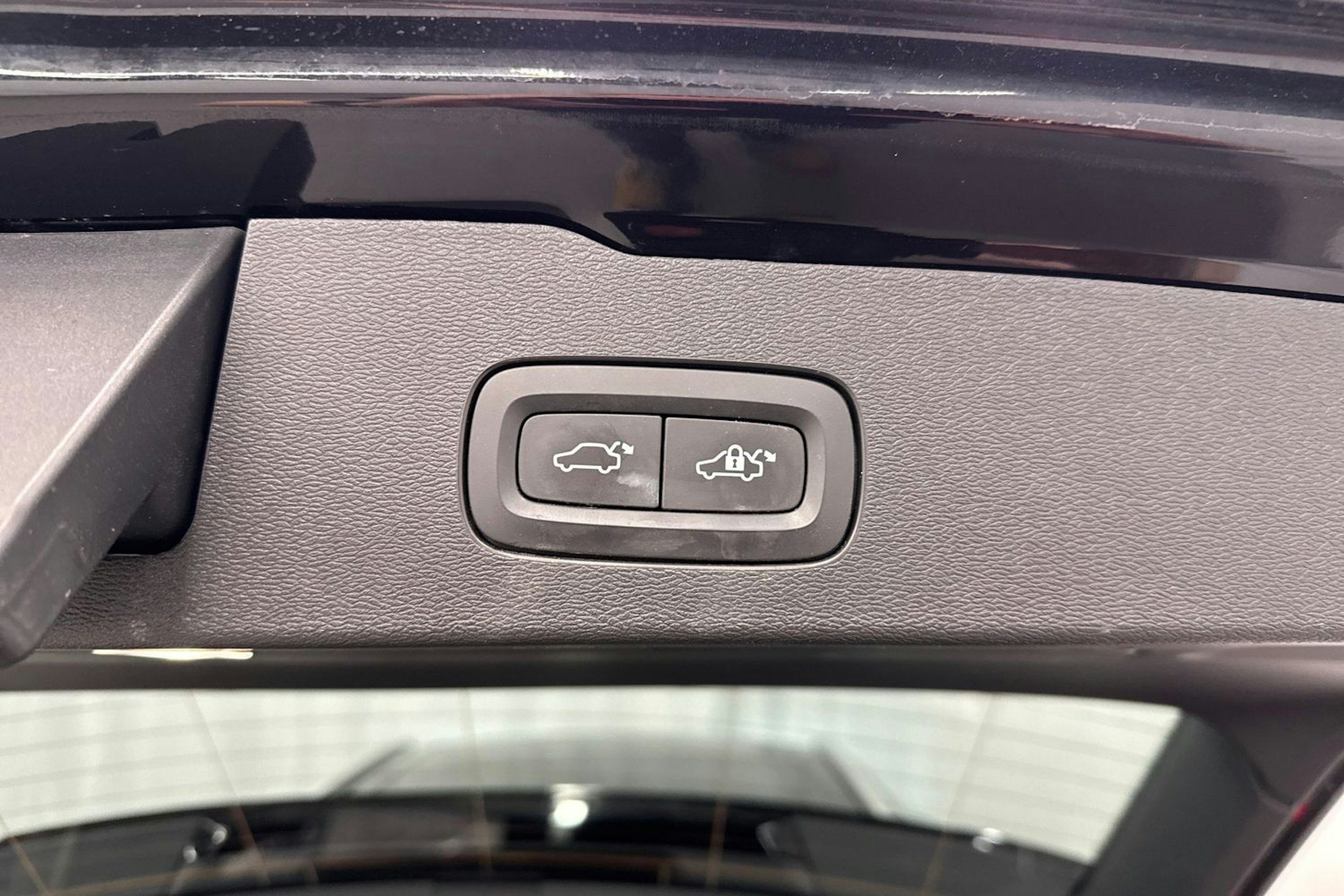 musta Volvo V60 2020 kuva 16.