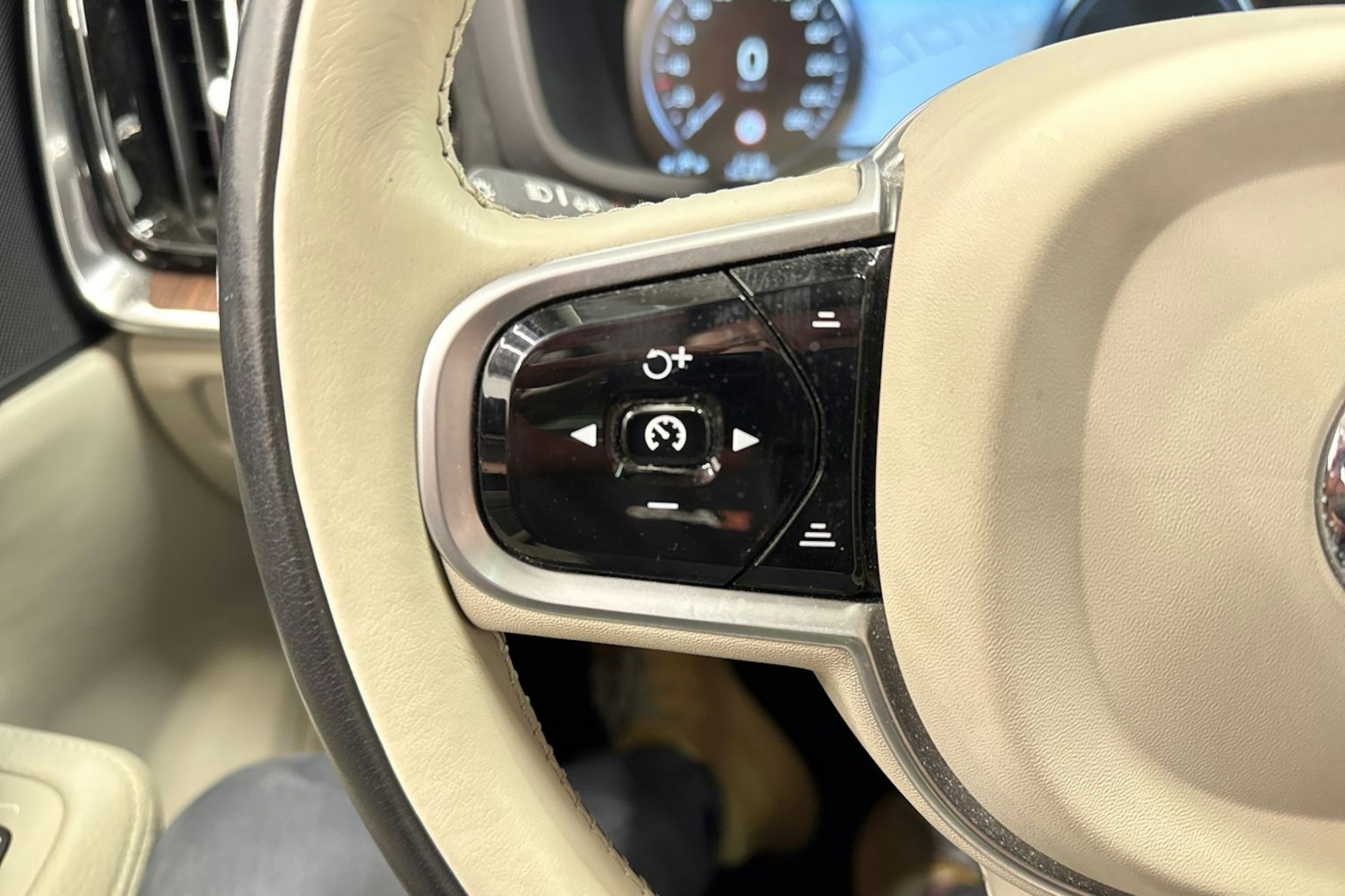 musta Volvo V60 2020 kuva 18.