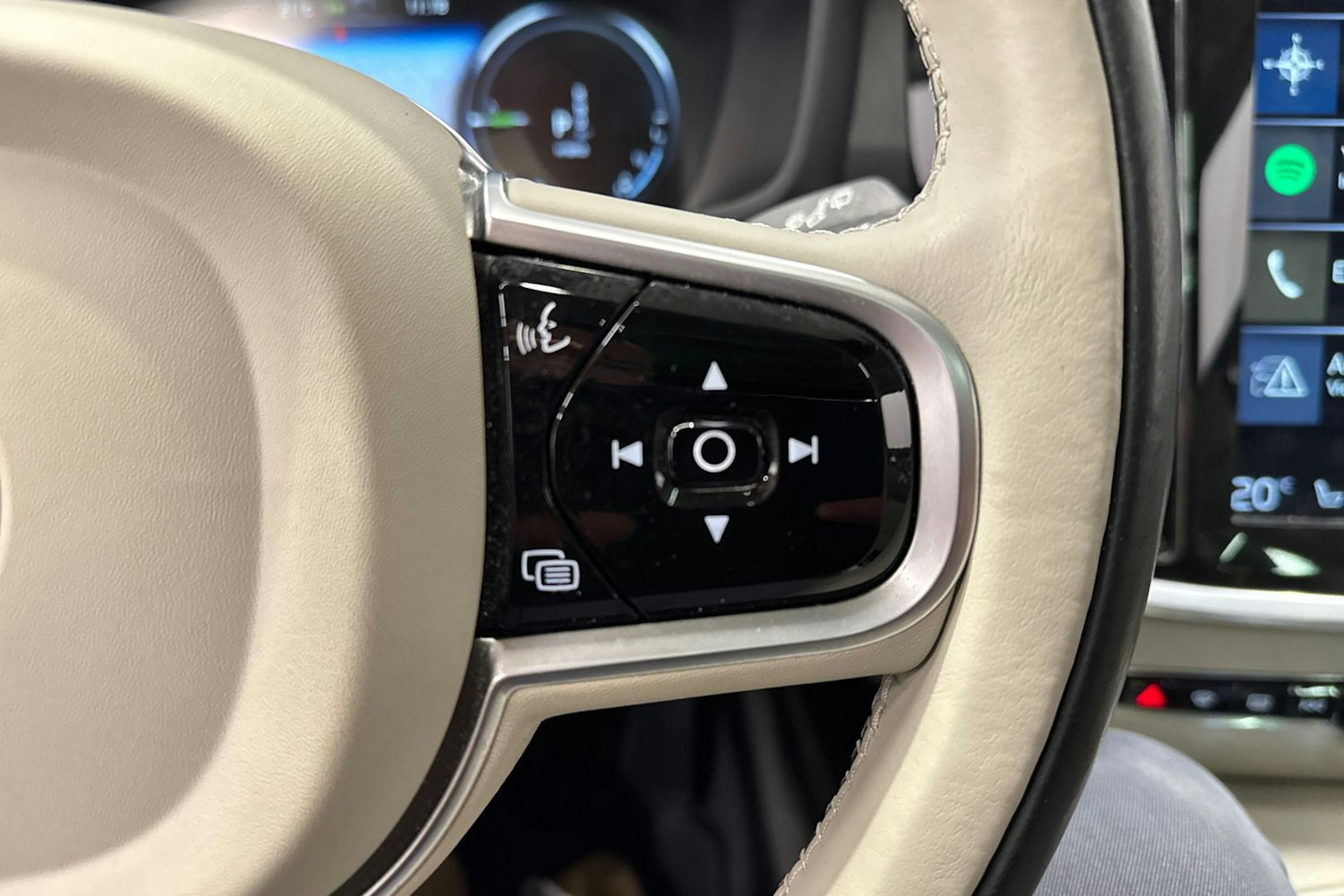 musta Volvo V60 2020 kuva 19.