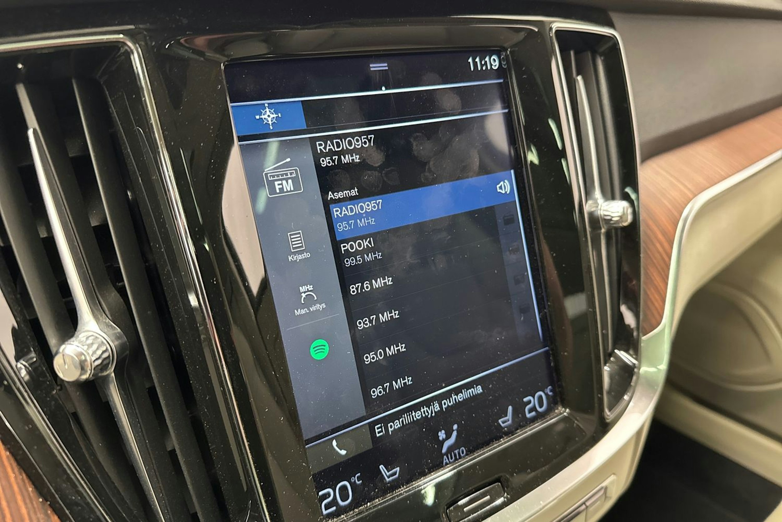 musta Volvo V60 2020 kuva 20.
