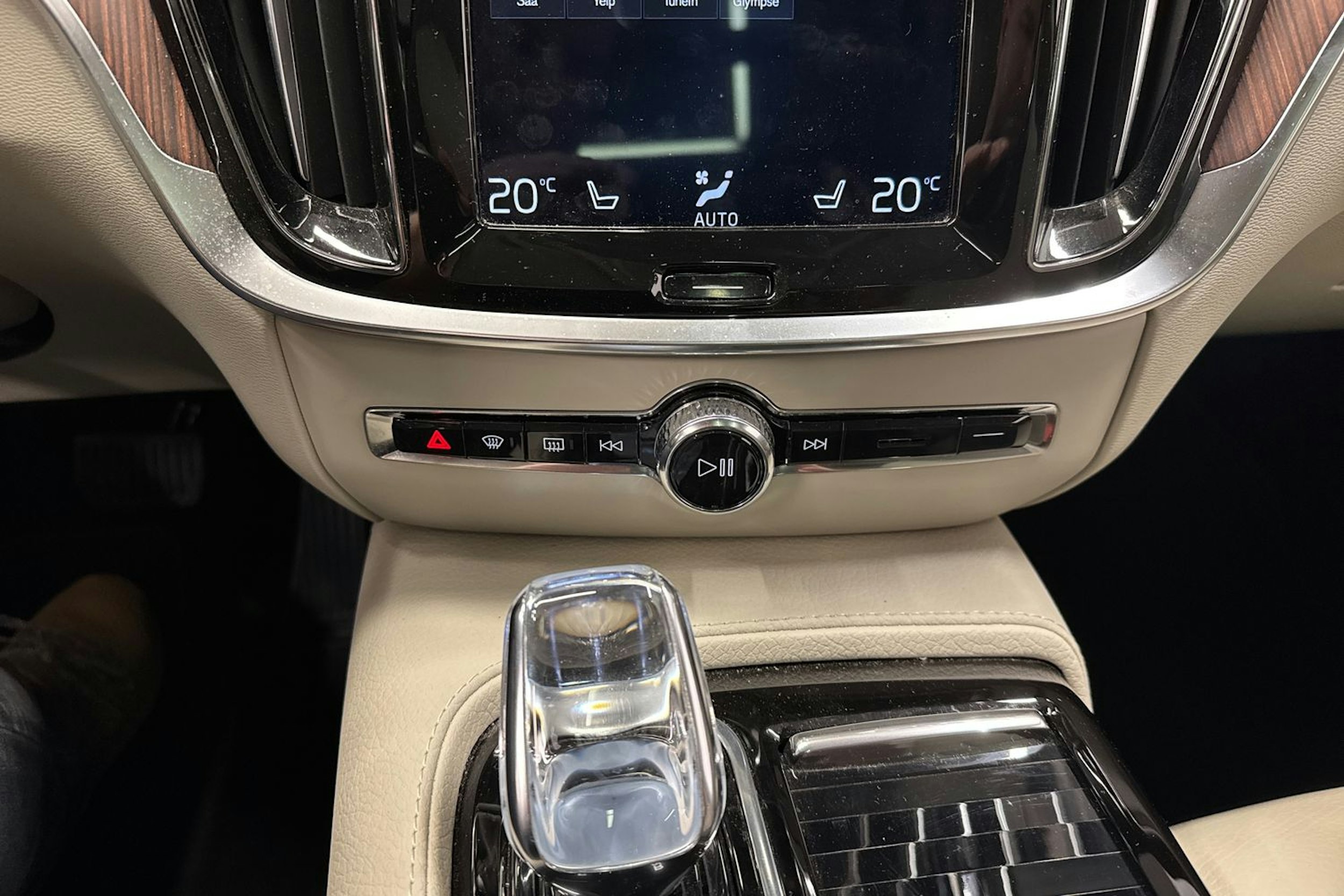 musta Volvo V60 2020 kuva 25.