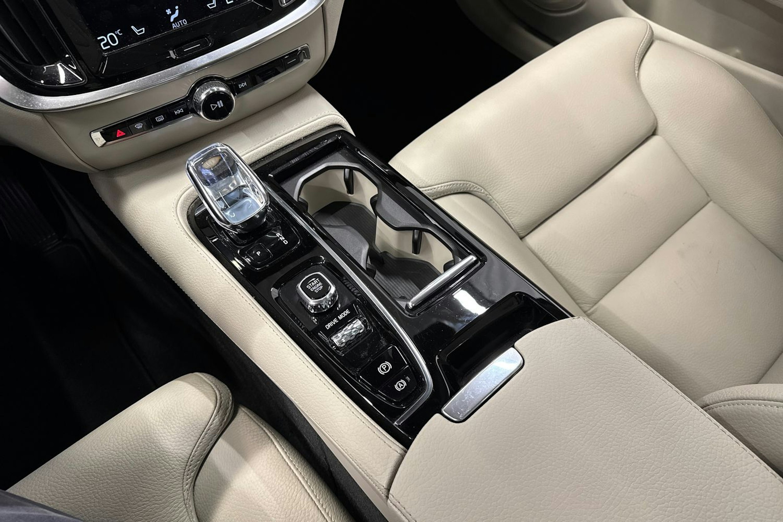 musta Volvo V60 2020 kuva 26.