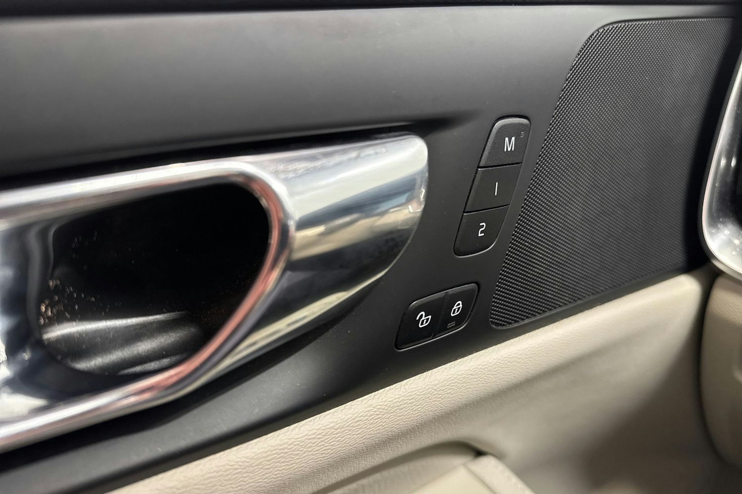 musta Volvo V60 2020 kuva 27.