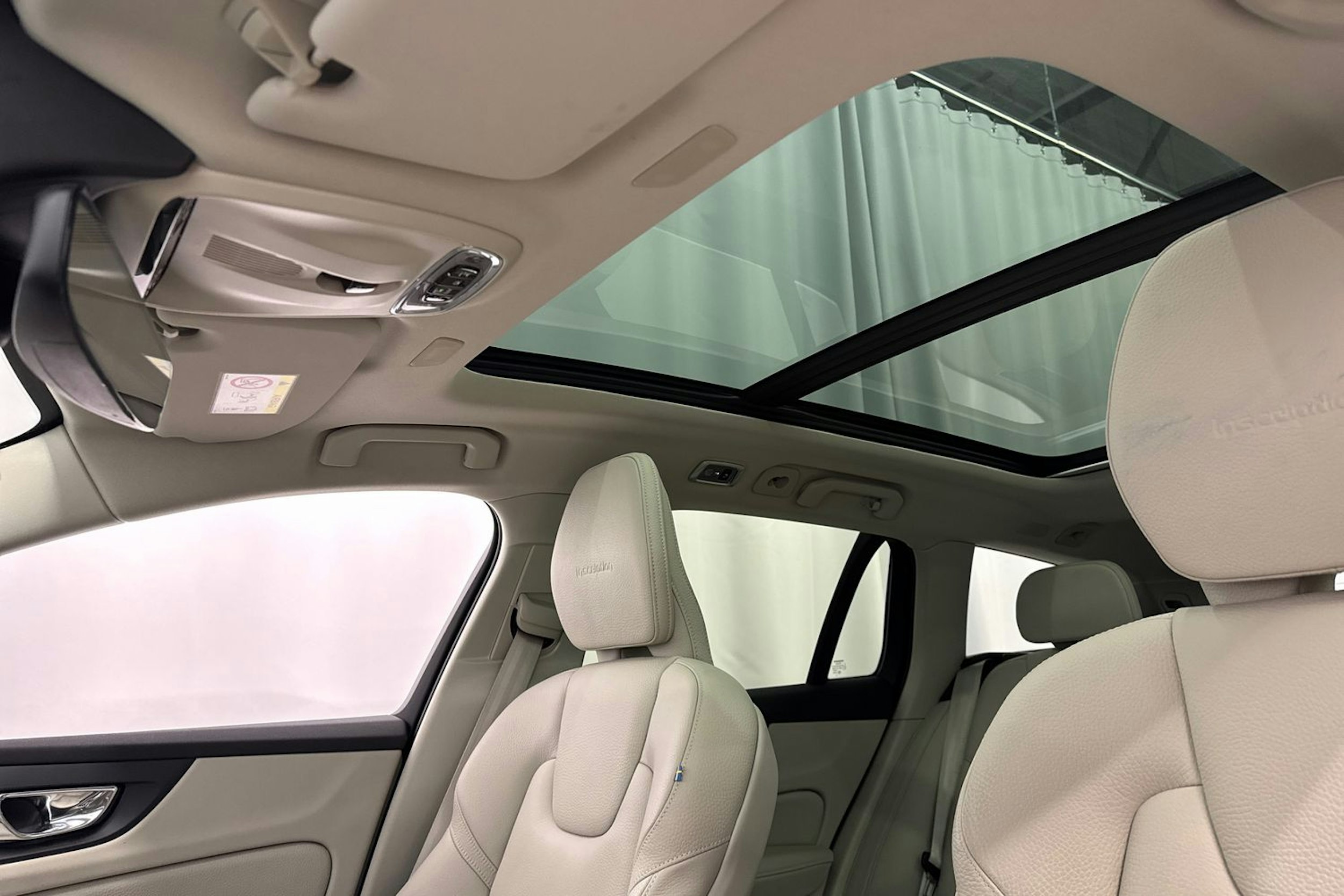 musta Volvo V60 2020 kuva 28.
