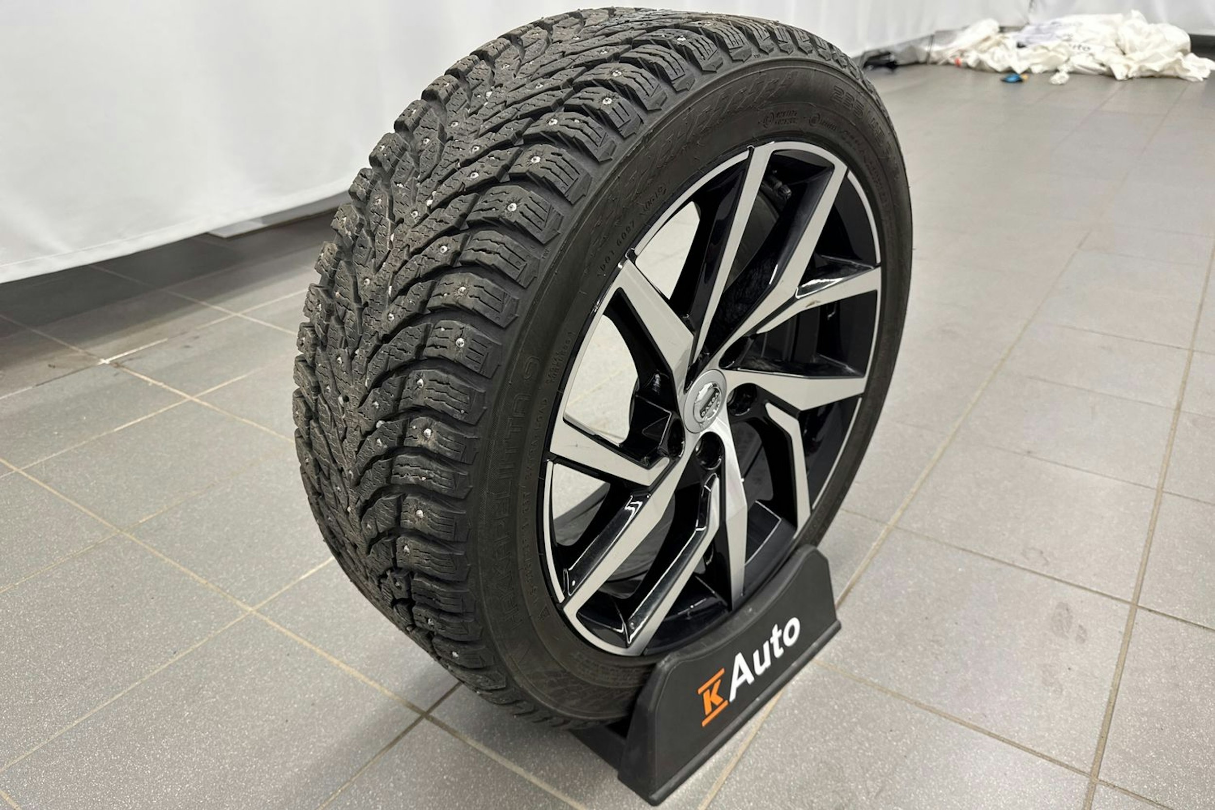 musta Volvo V60 2020 kuva 29.