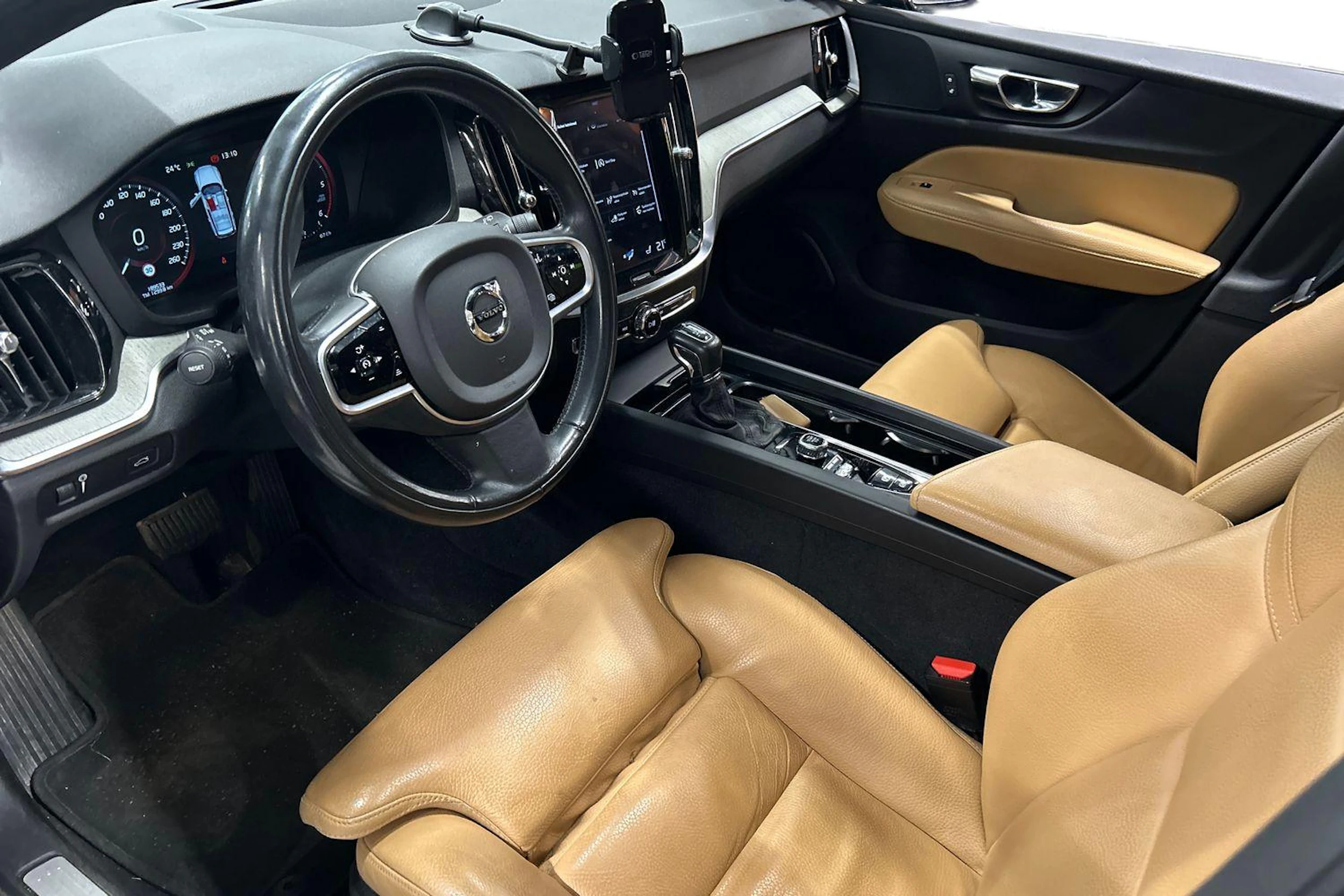 musta Volvo V60 2020 kuva 3.
