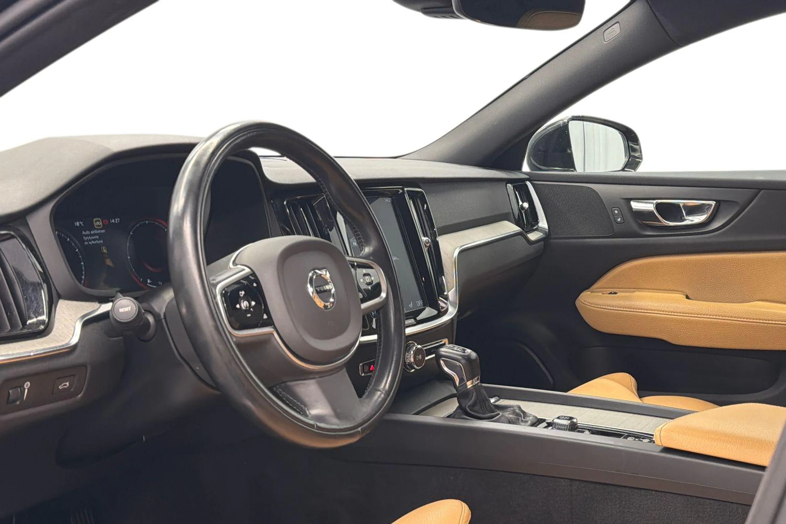 musta Volvo V60 2020 kuva 6.