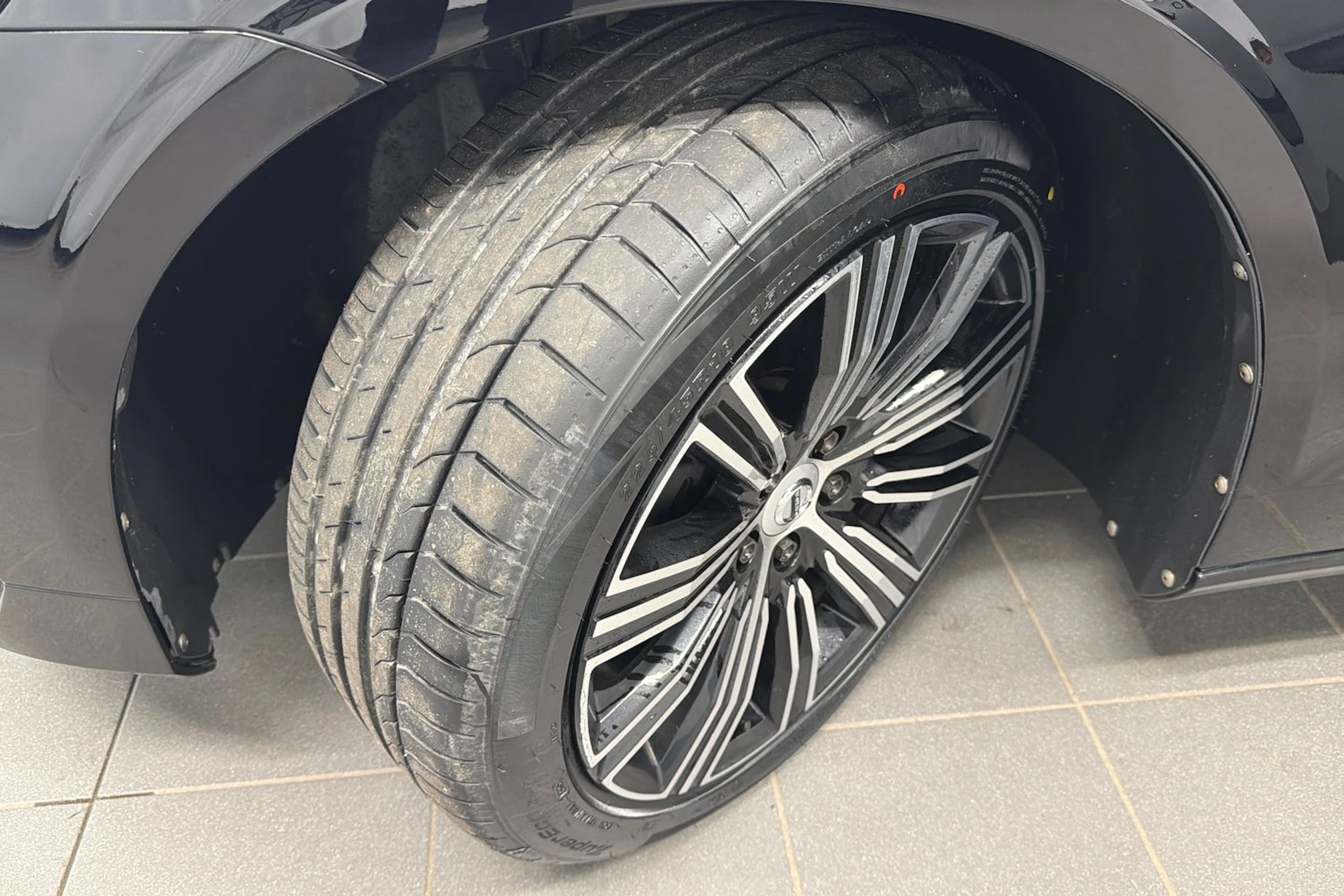 musta Volvo V60 2020 kuva 10.