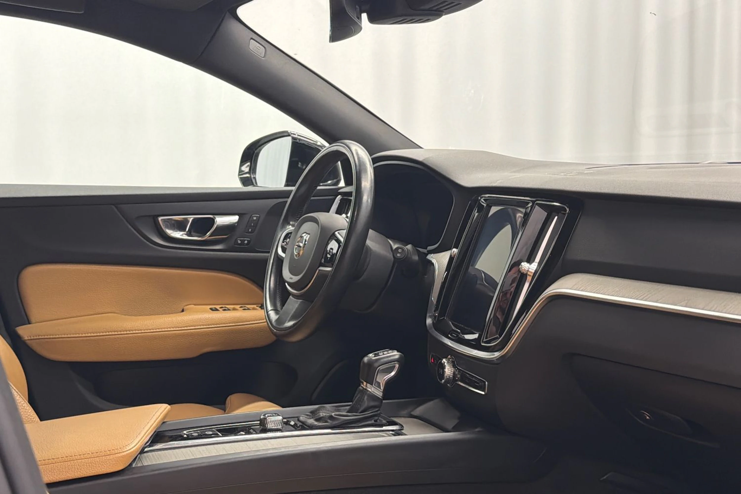 musta Volvo V60 2020 kuva 12.