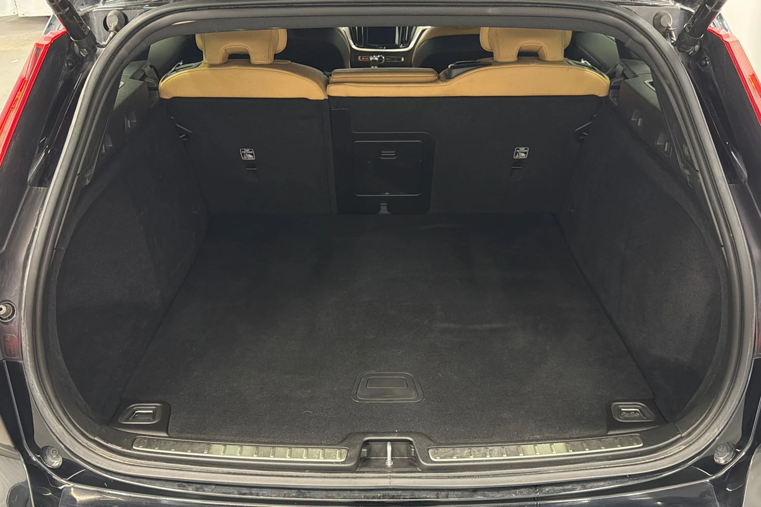 musta Volvo V60 2020 kuva 13.