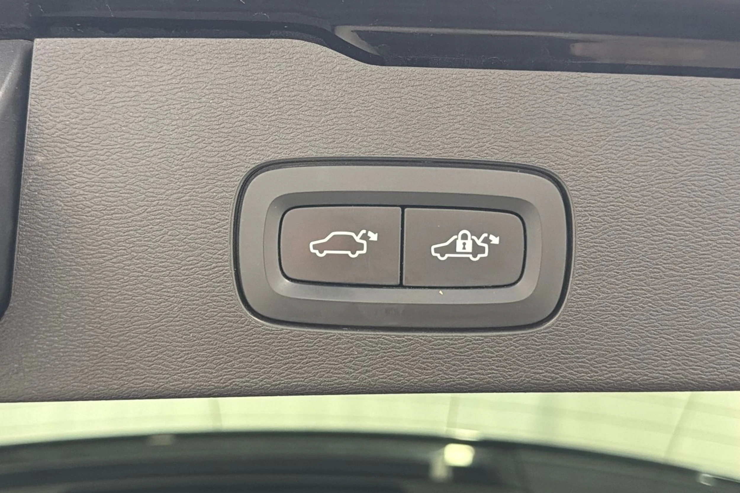 musta Volvo V60 2020 kuva 14.