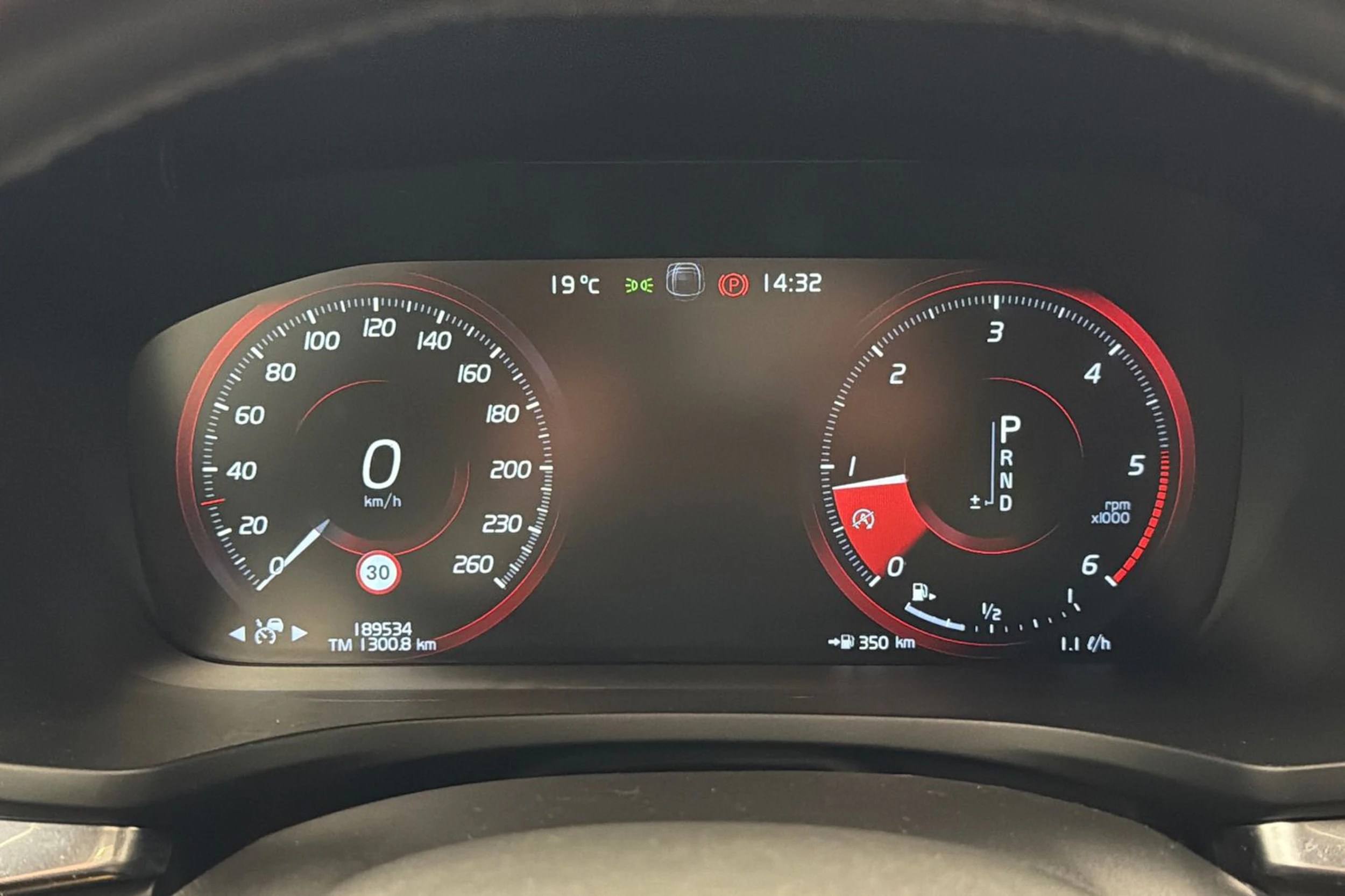 musta Volvo V60 2020 kuva 15.