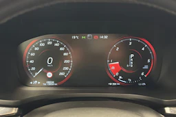 musta Volvo V60 2020 kuva 15.