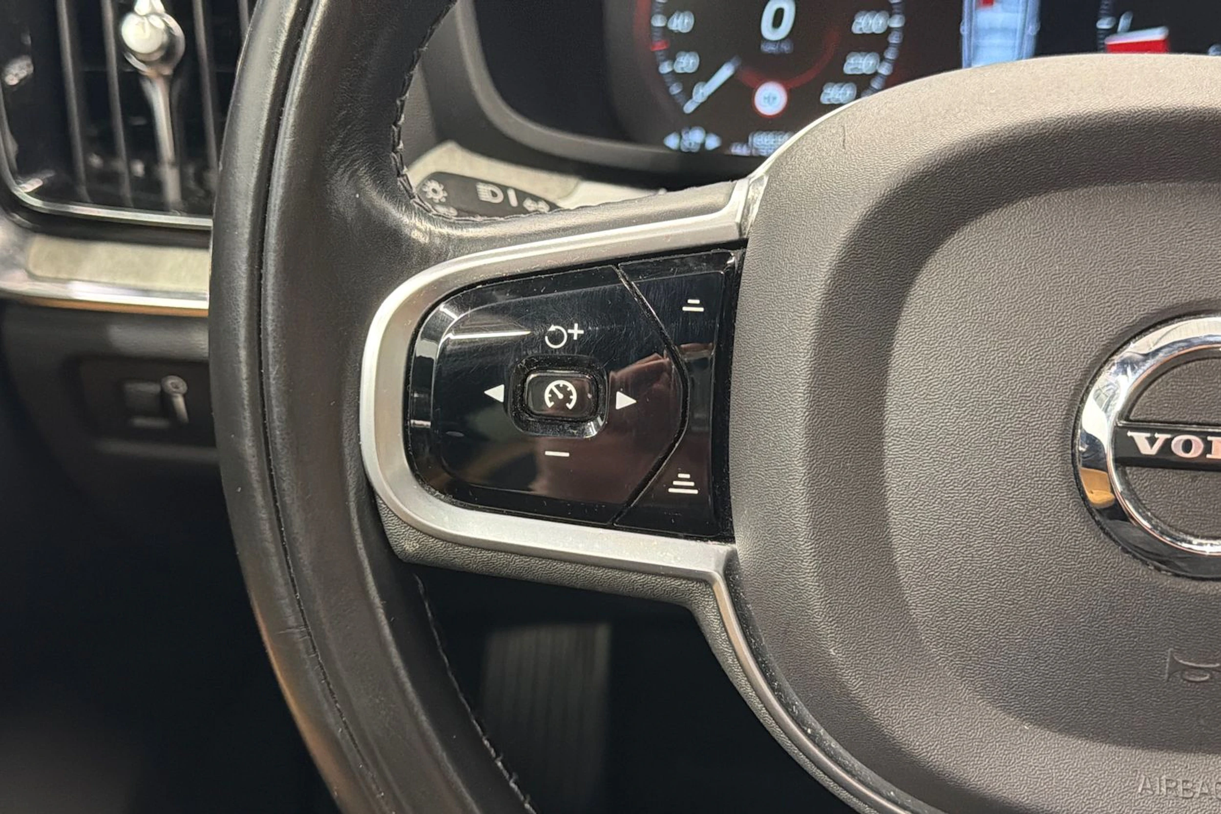 musta Volvo V60 2020 kuva 16.