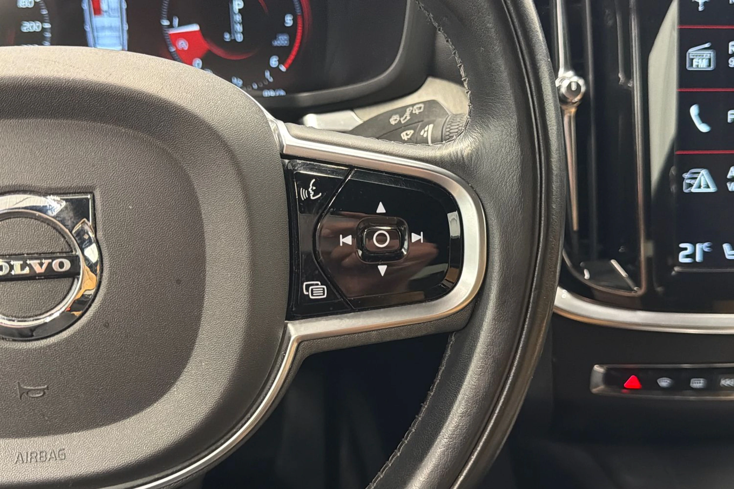 musta Volvo V60 2020 kuva 17.