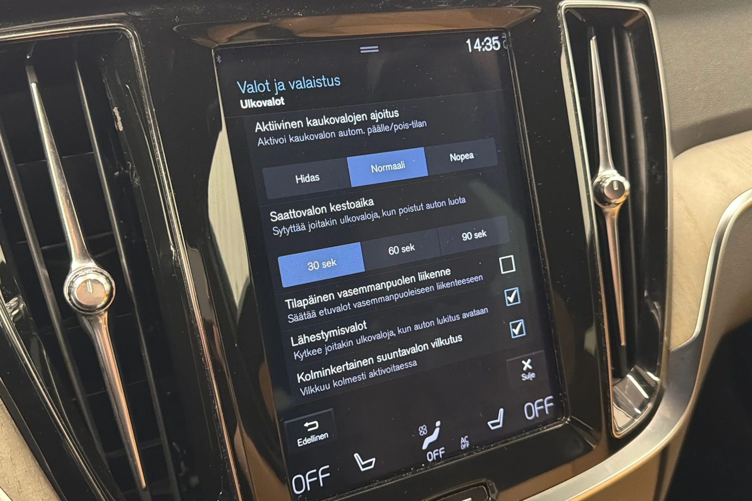 musta Volvo V60 2020 kuva 20.