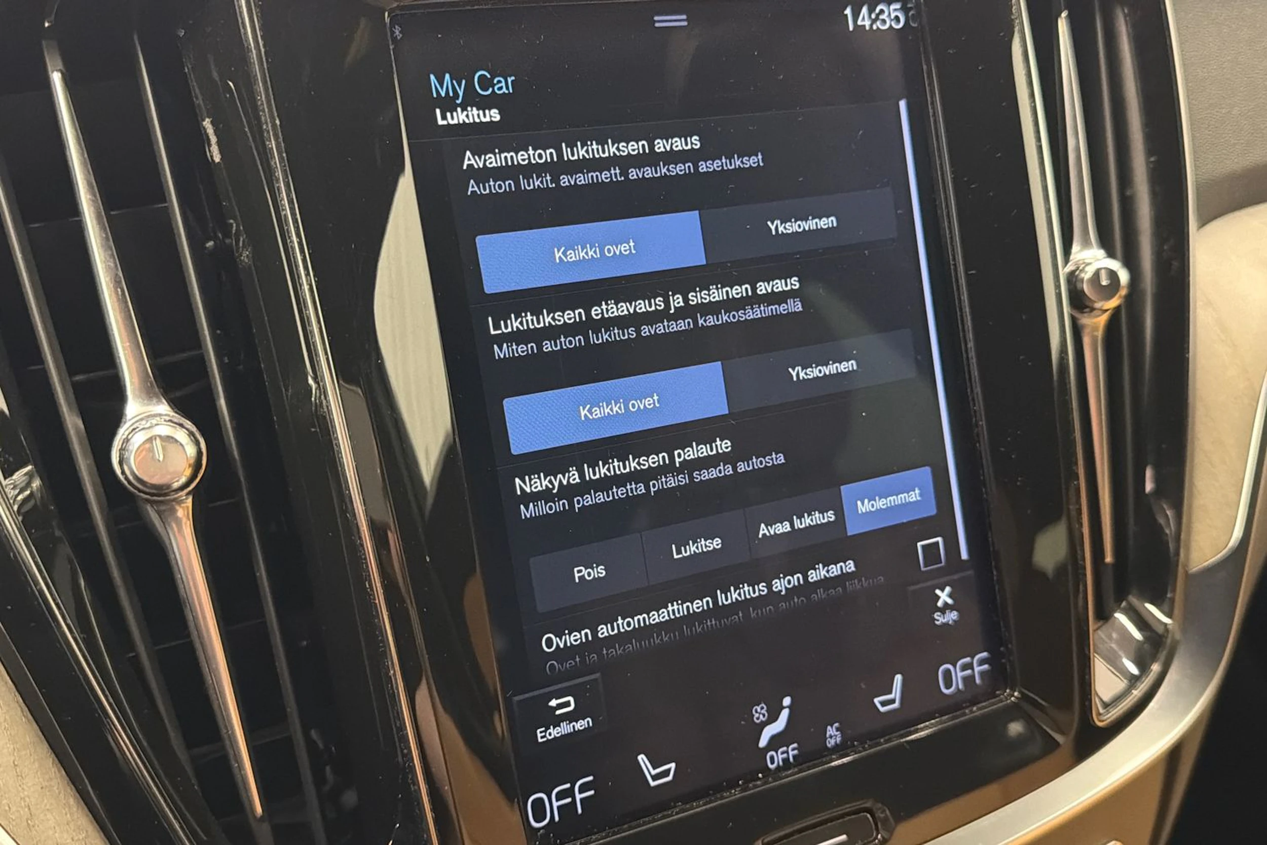 musta Volvo V60 2020 kuva 21.