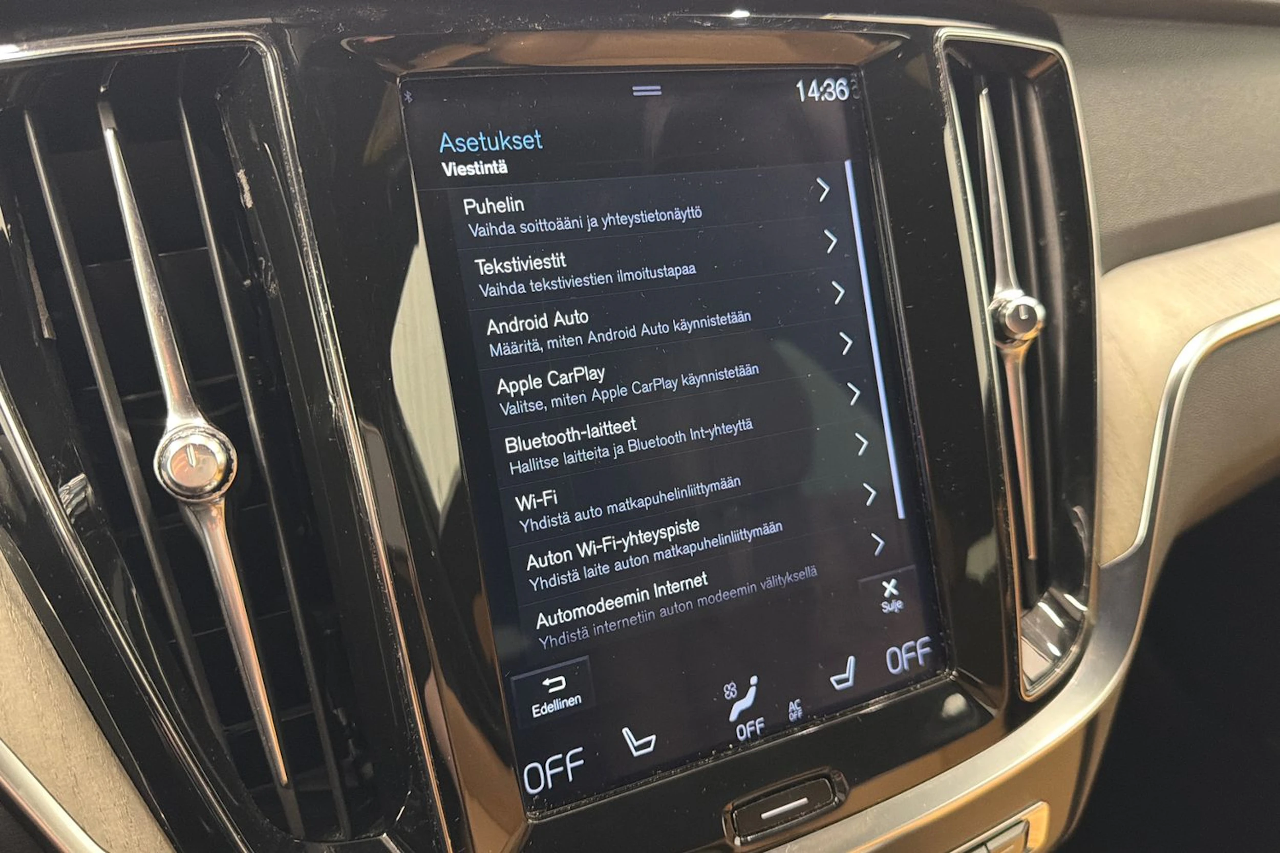 musta Volvo V60 2020 kuva 22.