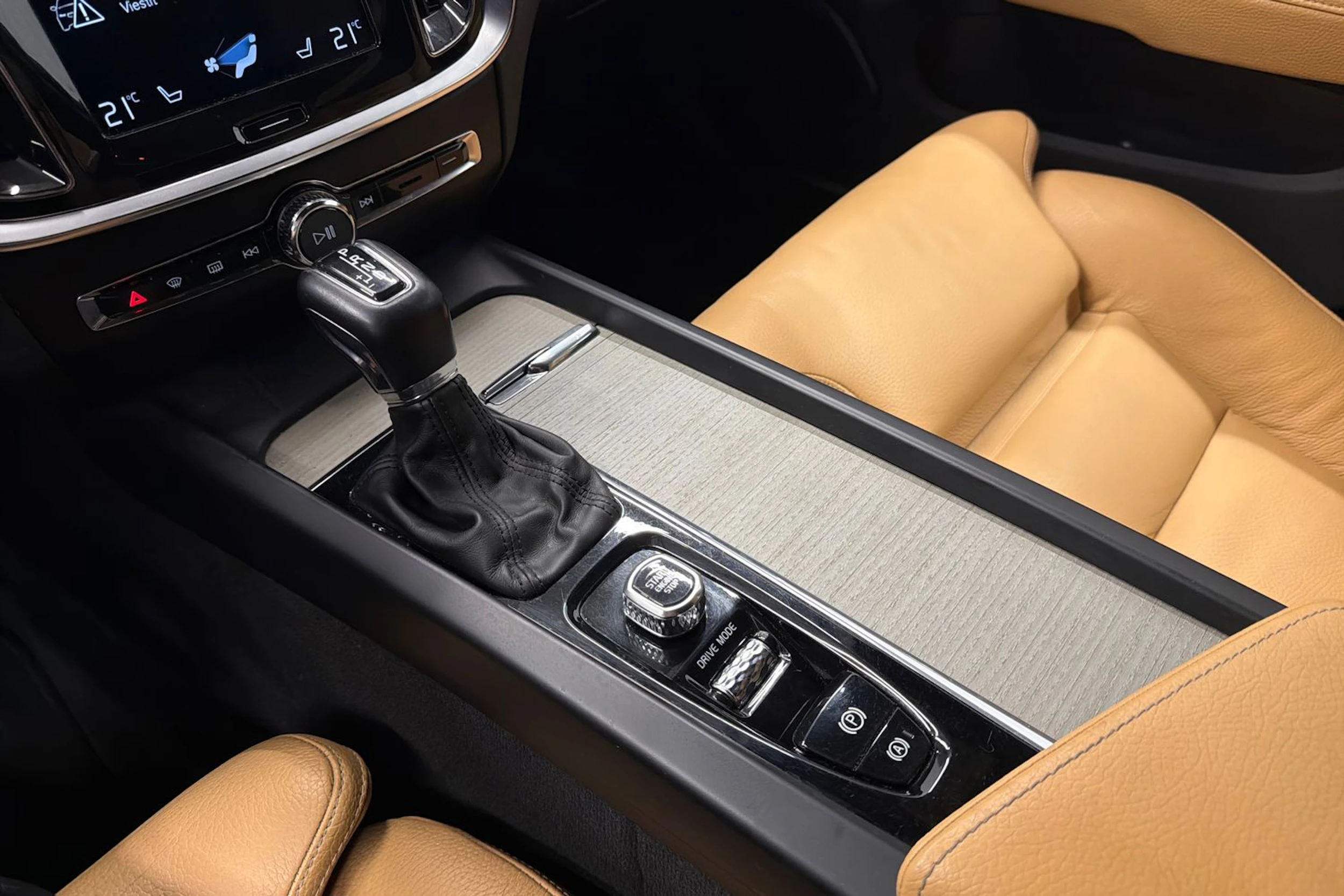 musta Volvo V60 2020 kuva 25.