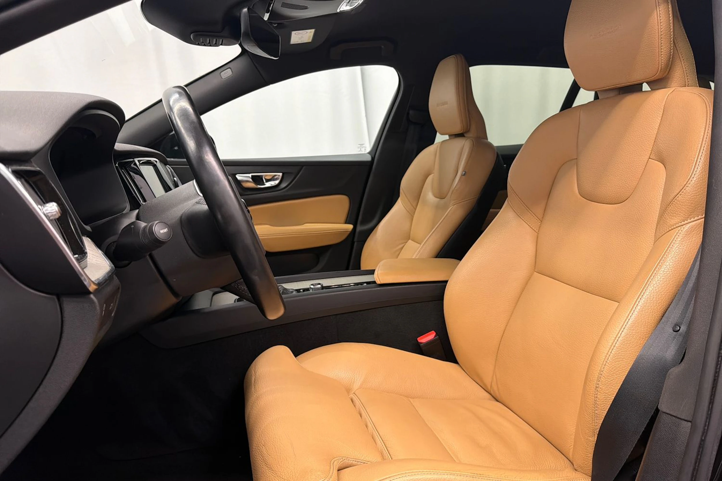 musta Volvo V60 2020 kuva 26.