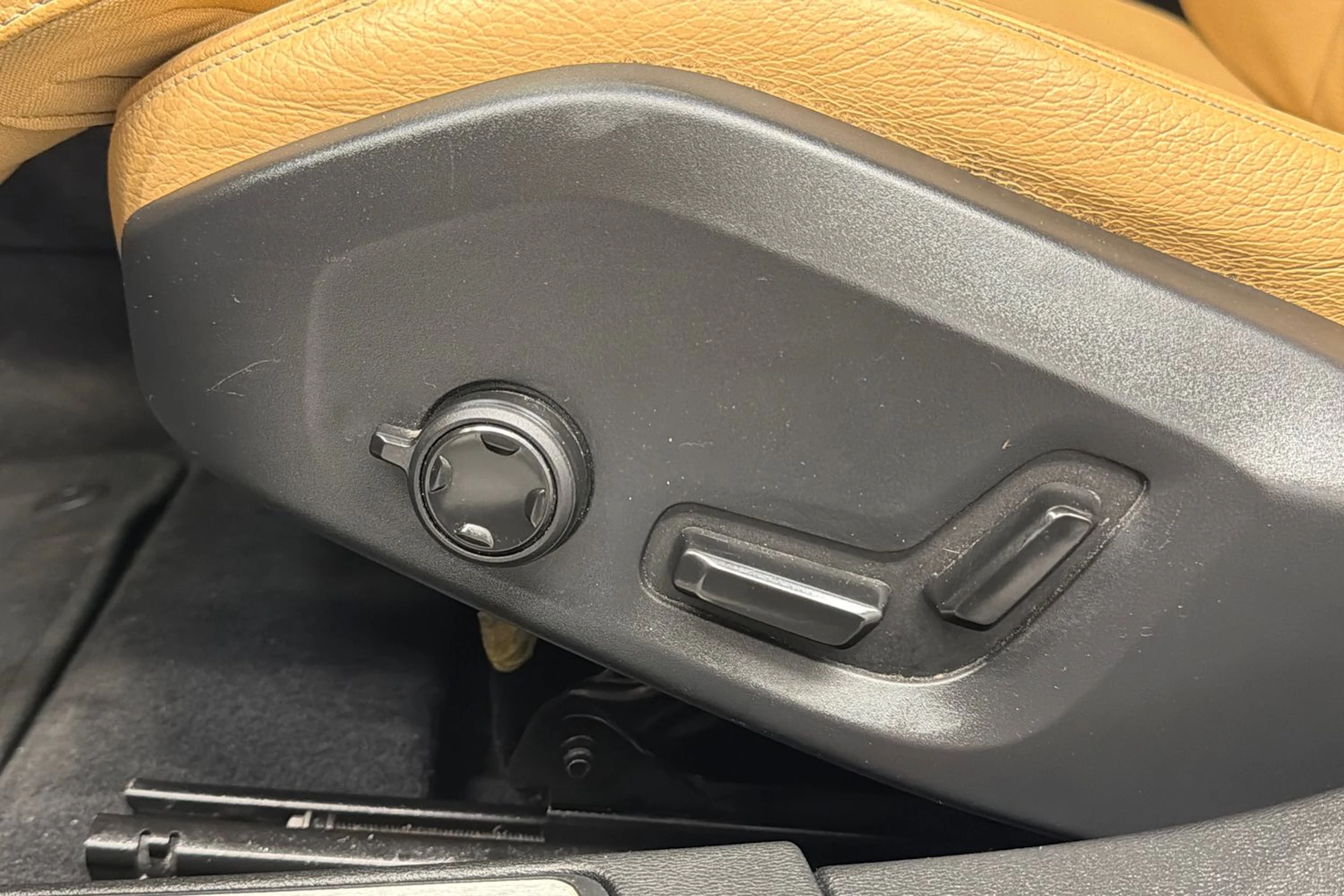 musta Volvo V60 2020 kuva 27.