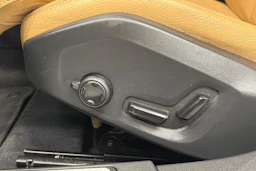 musta Volvo V60 2020 kuva 27.