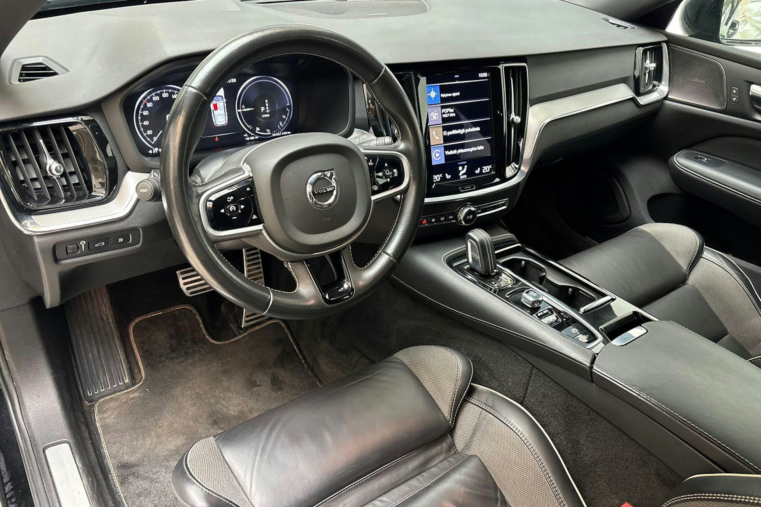 musta Volvo V60 2020 kuva 7.