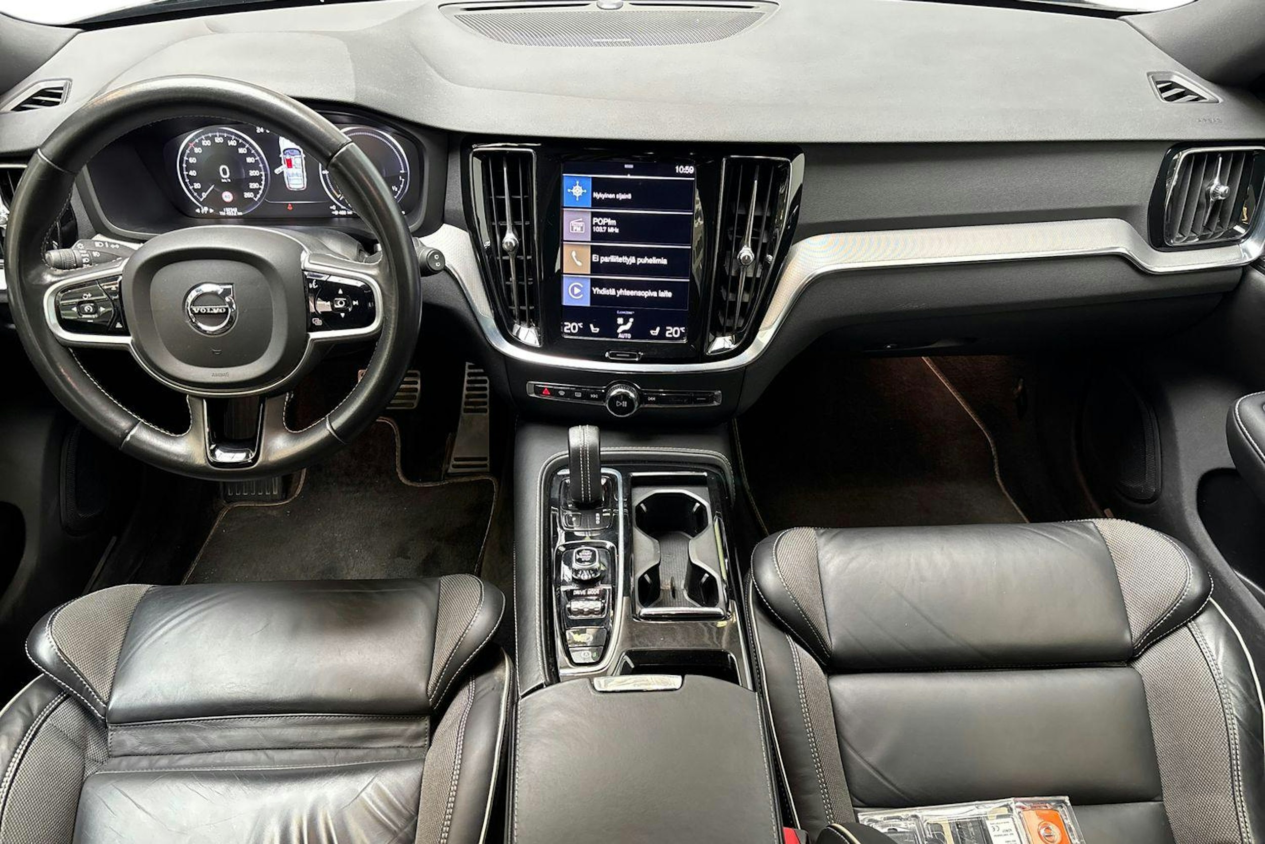 musta Volvo V60 2020 kuva 9.