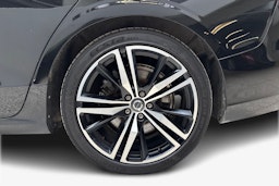 musta Volvo V60 2020 kuva 11.