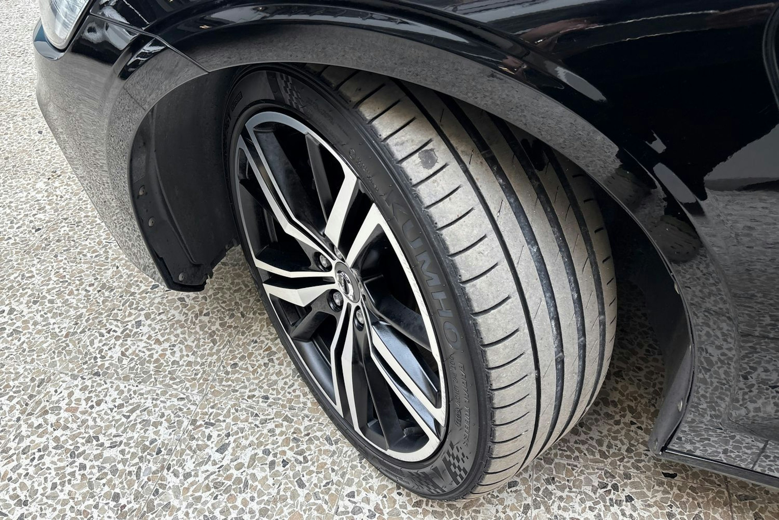 musta Volvo V60 2020 kuva 13.