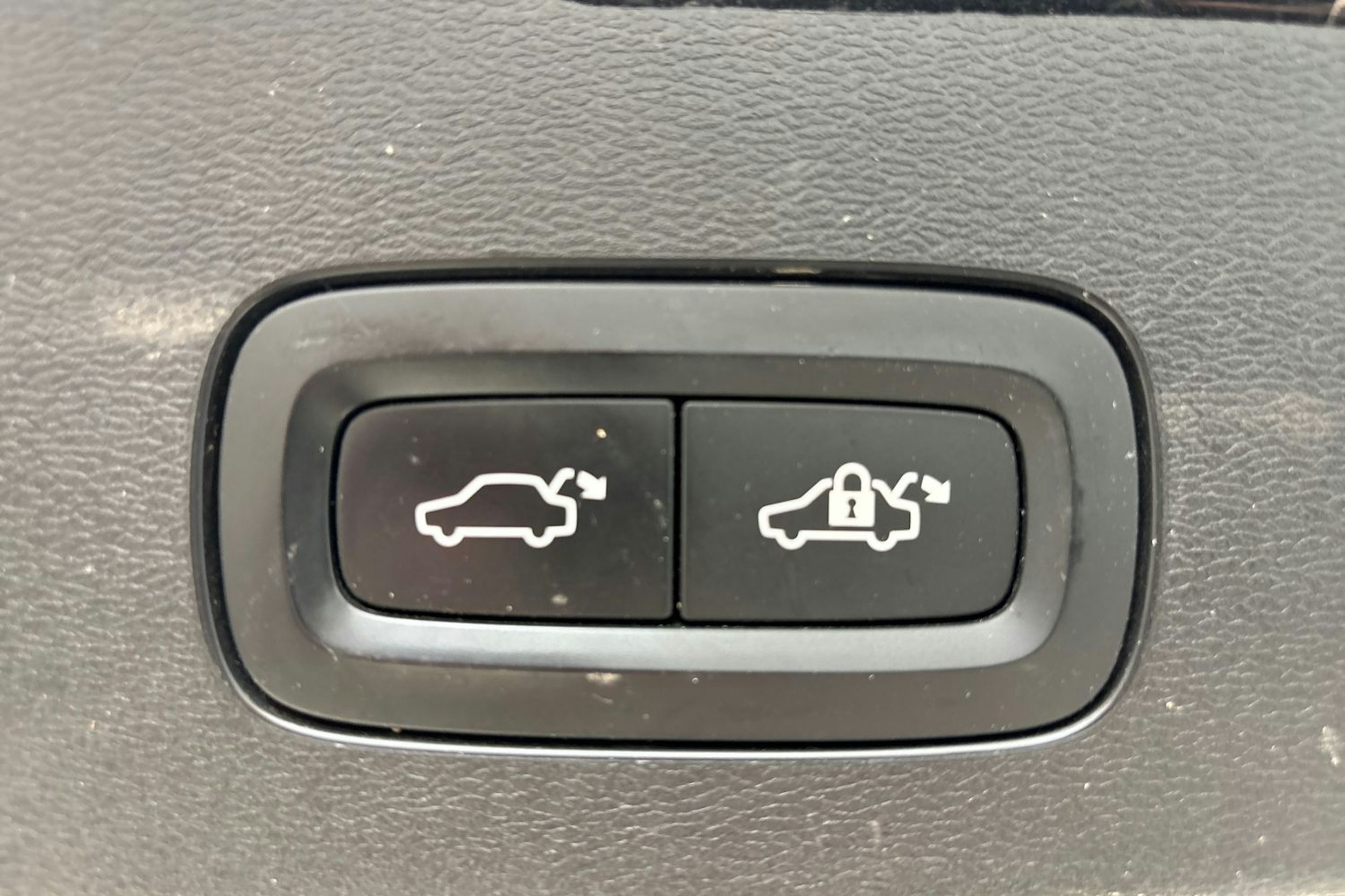 musta Volvo V60 2020 kuva 15.